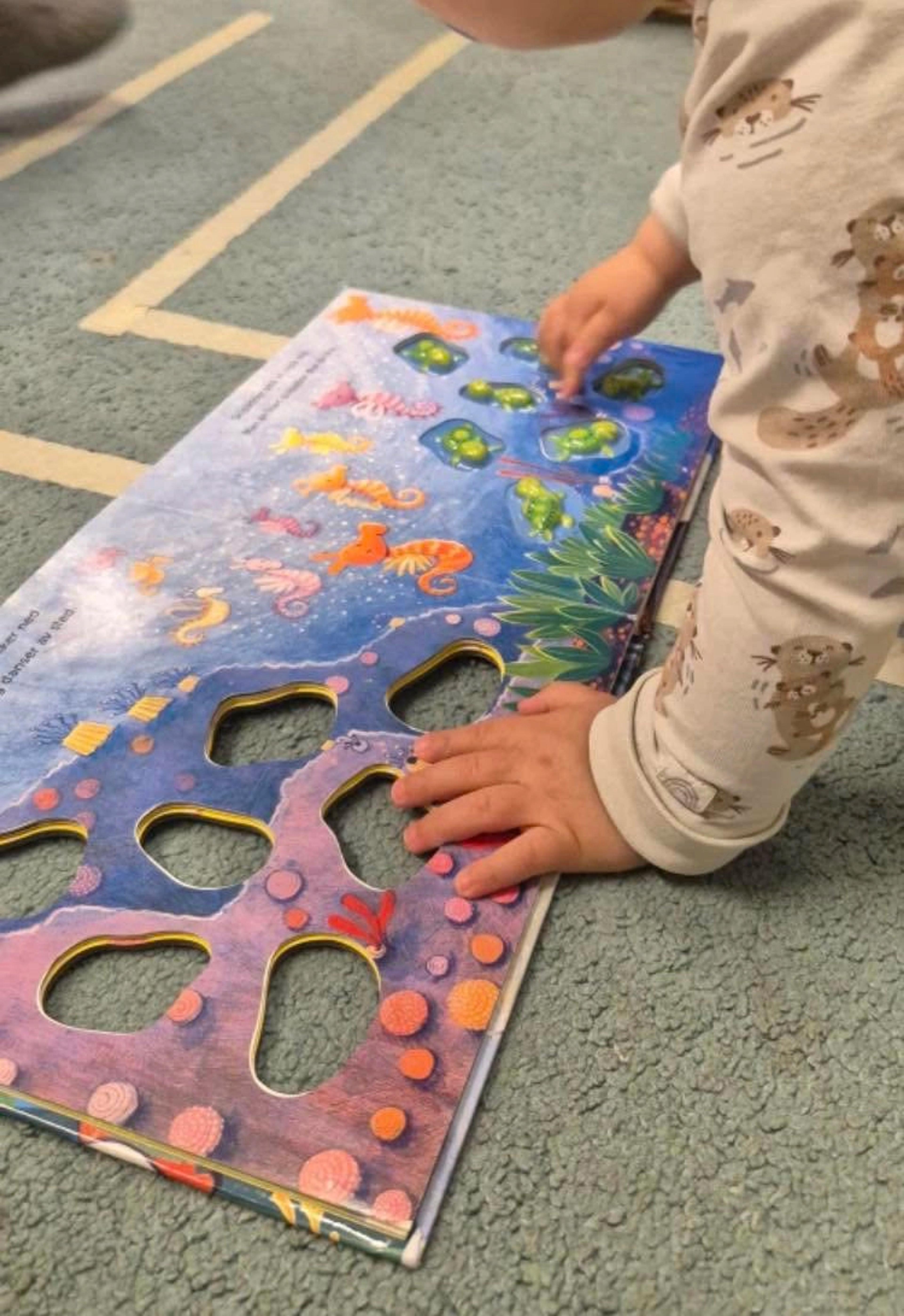 Barn som leser bok i Espira Scala Tasta