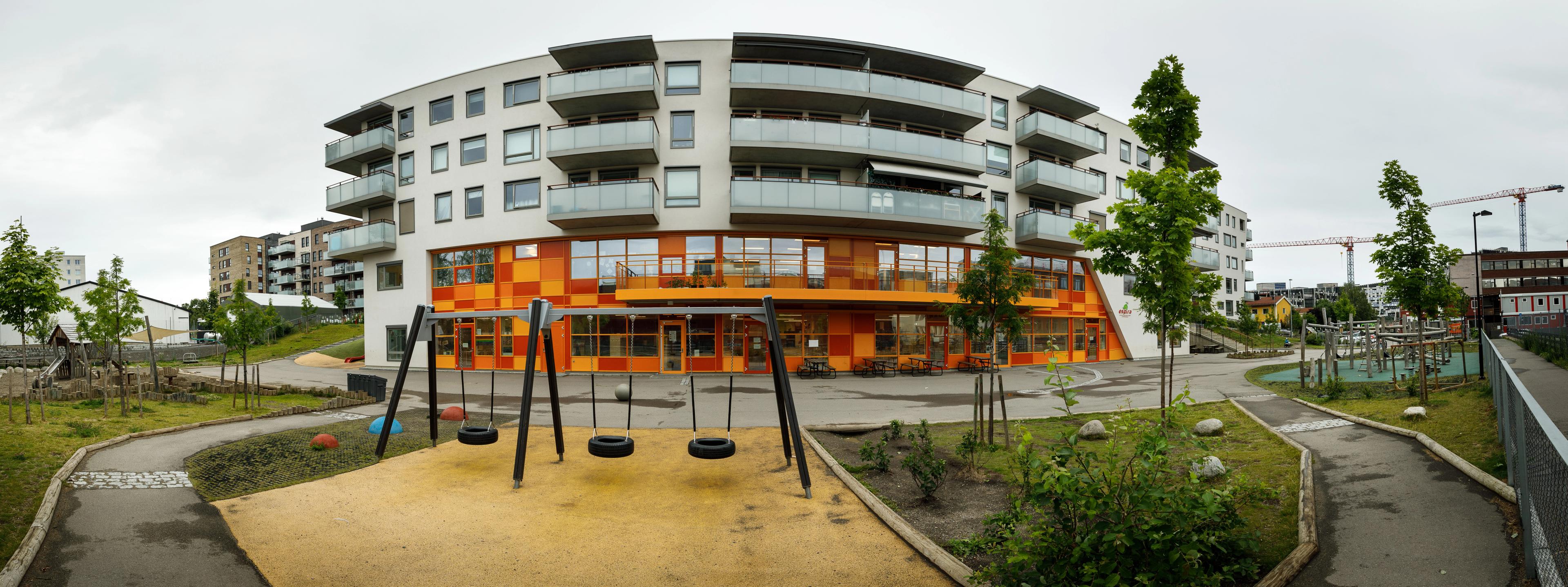 Espira Gartnerløkka i Oslo - hvit, rød og oransje fasade og lekeområde