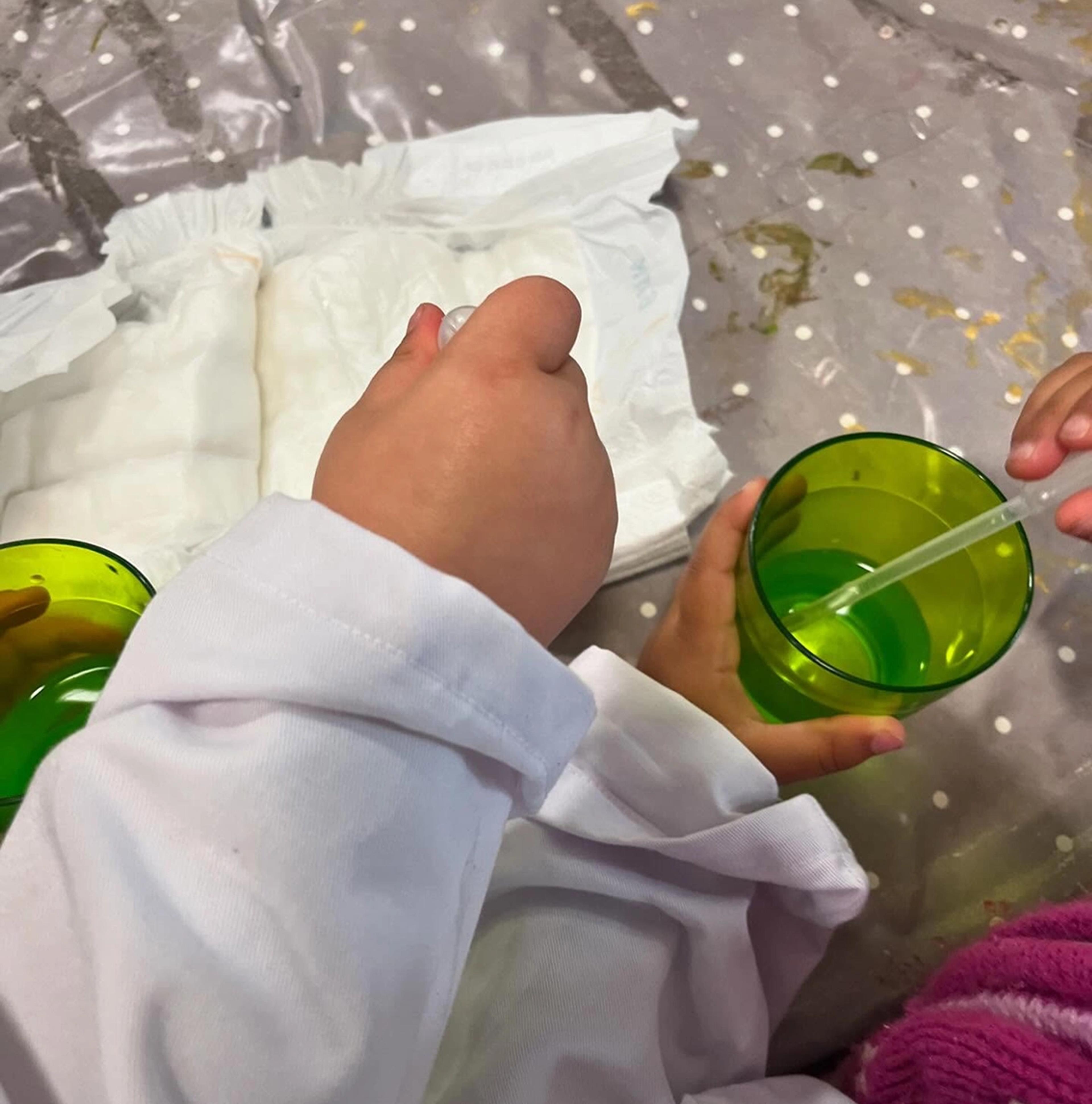 Barn i Espira Nykirke gjør eksperiment - Forskerfabrikken