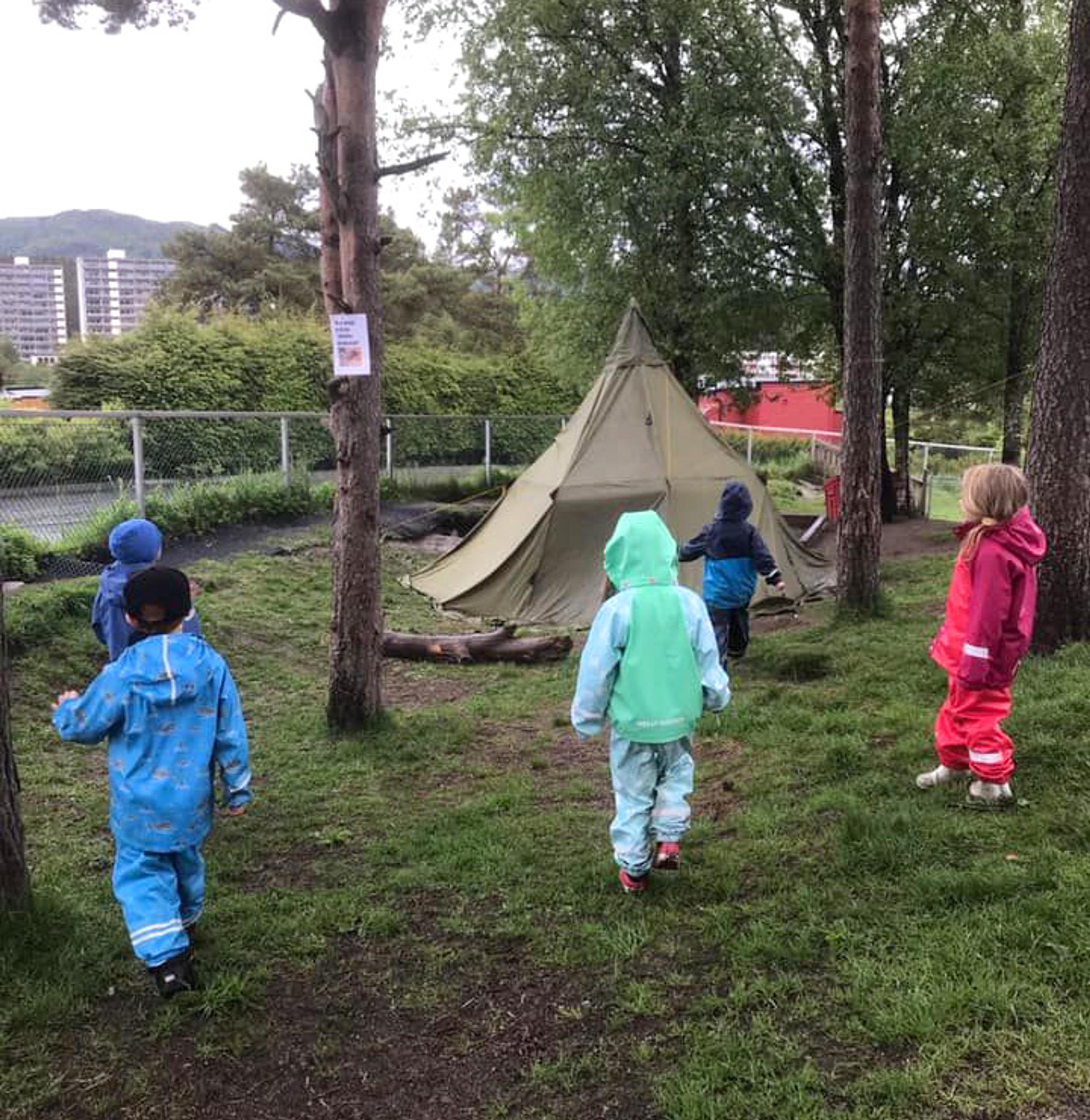 Barna i Espira Ulsetskogen leker ute