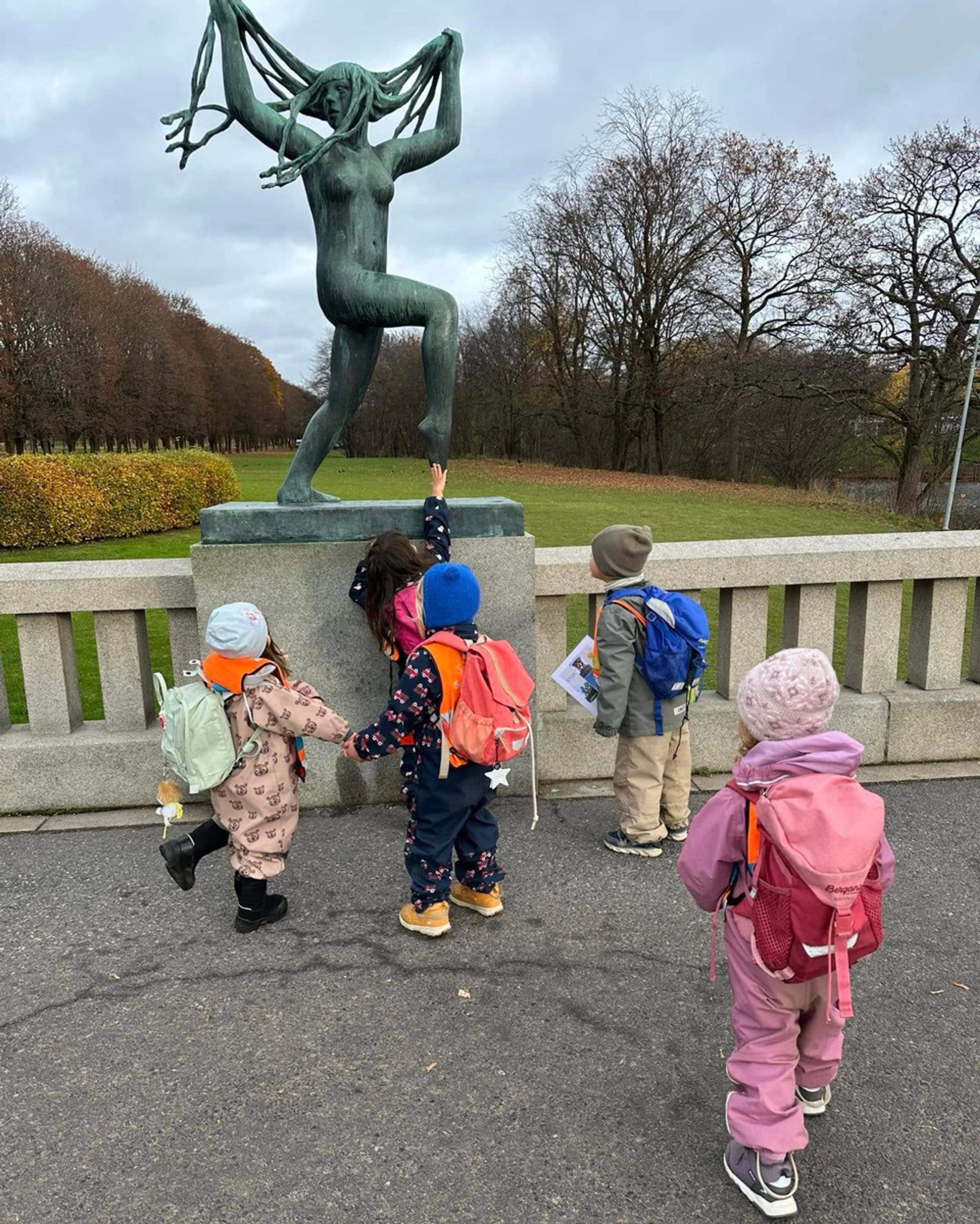 Barn fra Espira Spirea på besøk i Frognerparken