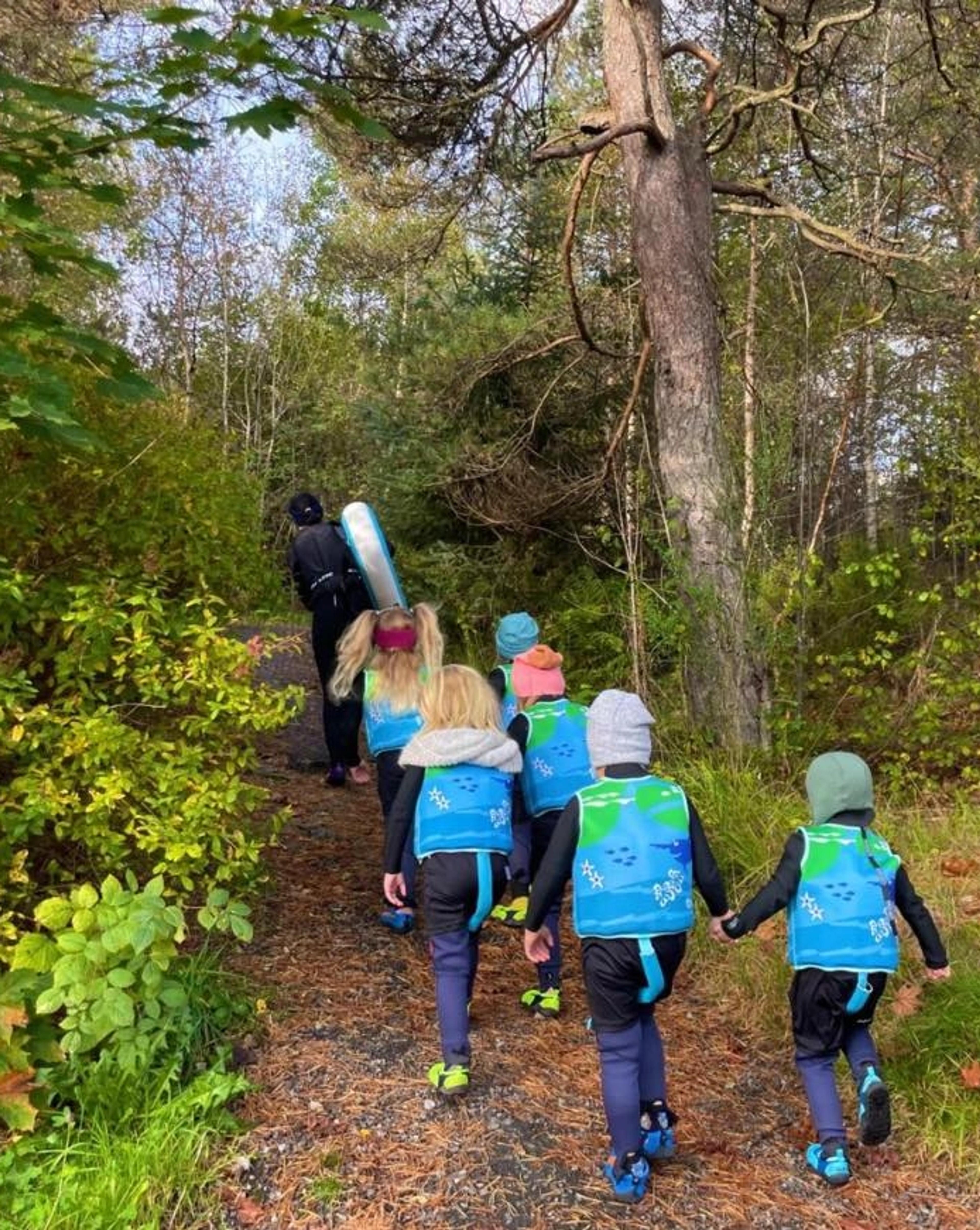 Barnehagebarn på tur i skogen i Espira Kuventræ