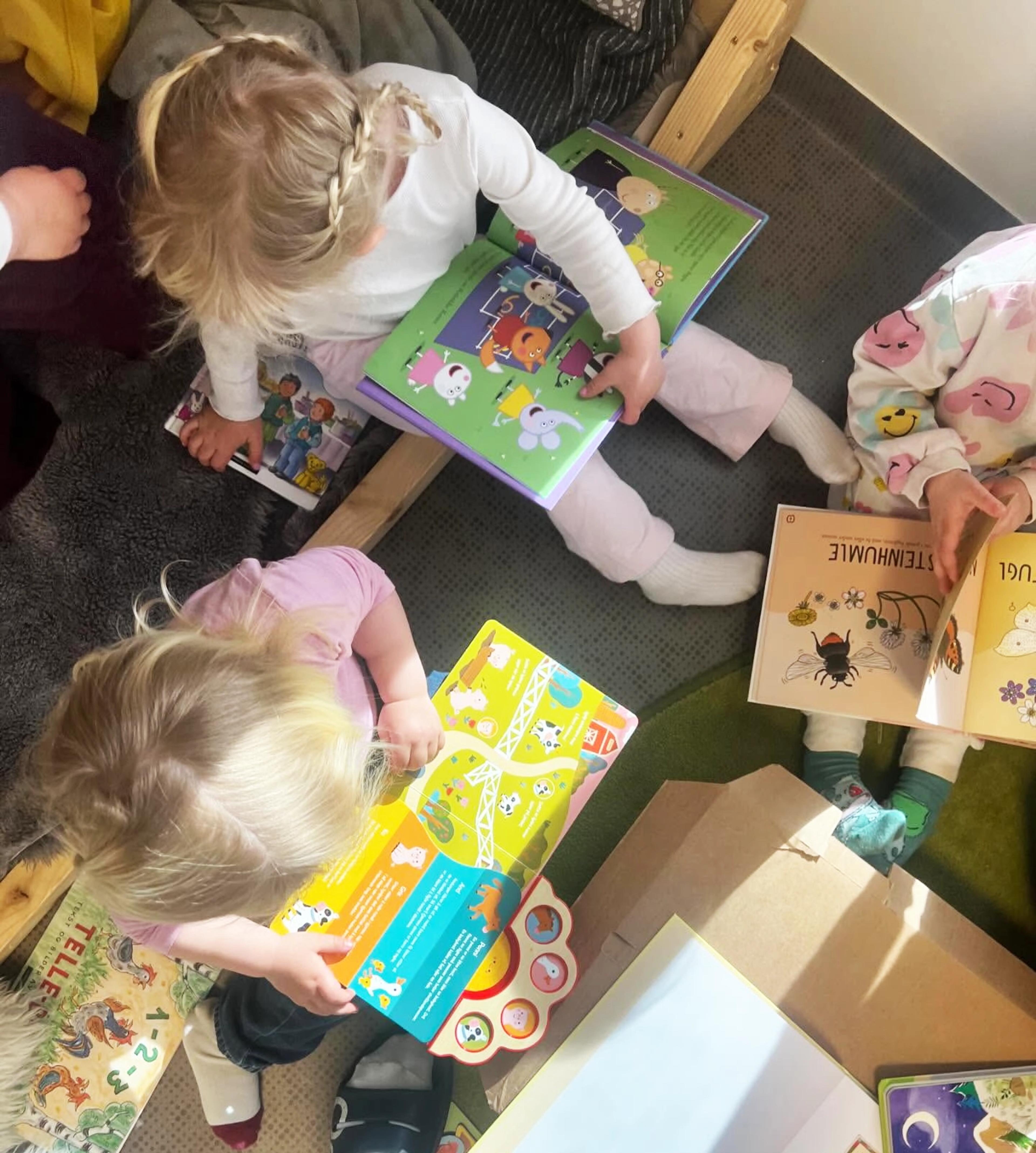 Barn som leser sammen i Espira Sangereidsåsen