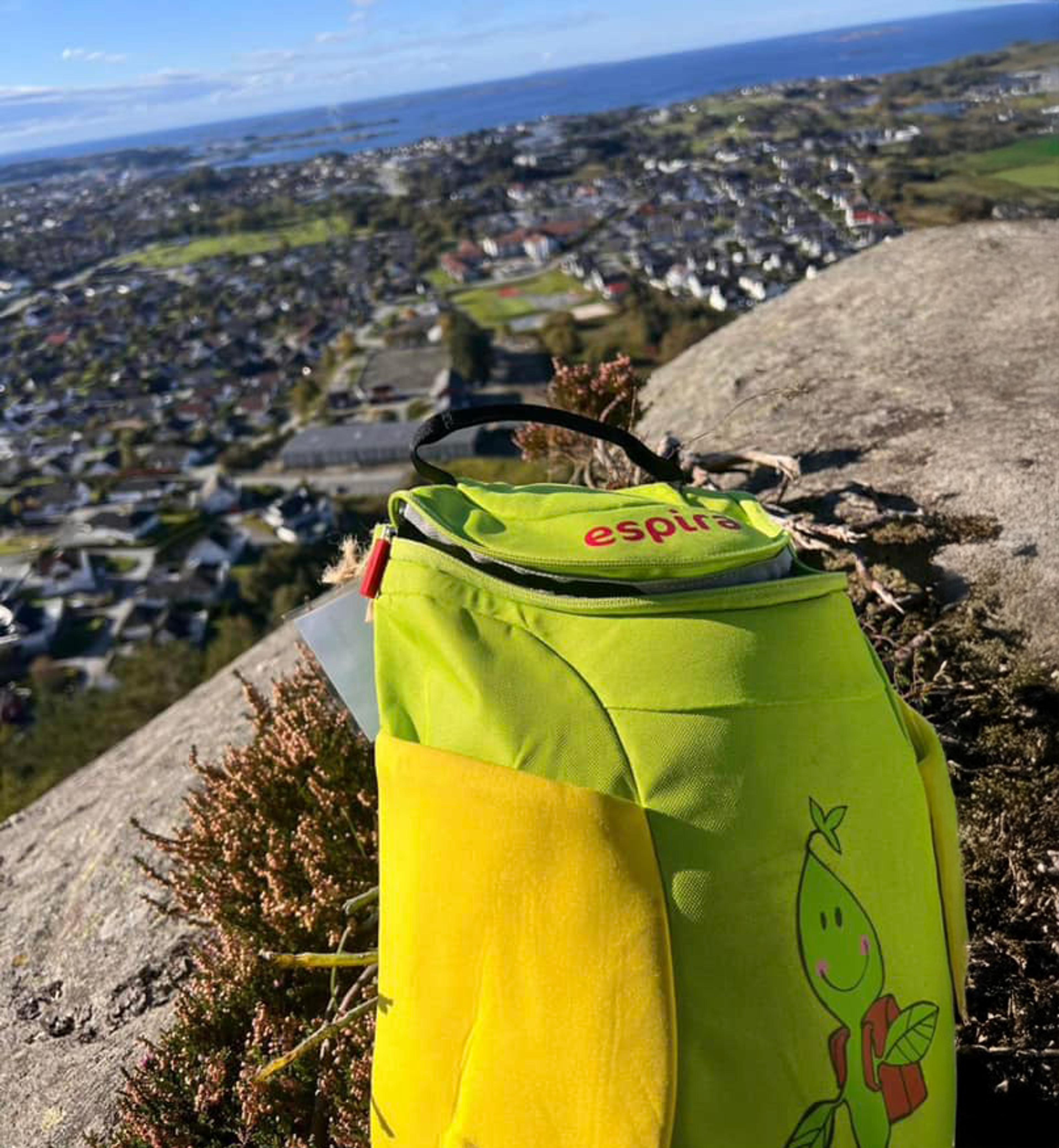 Skolespiresekk på tur med vakker utsikt