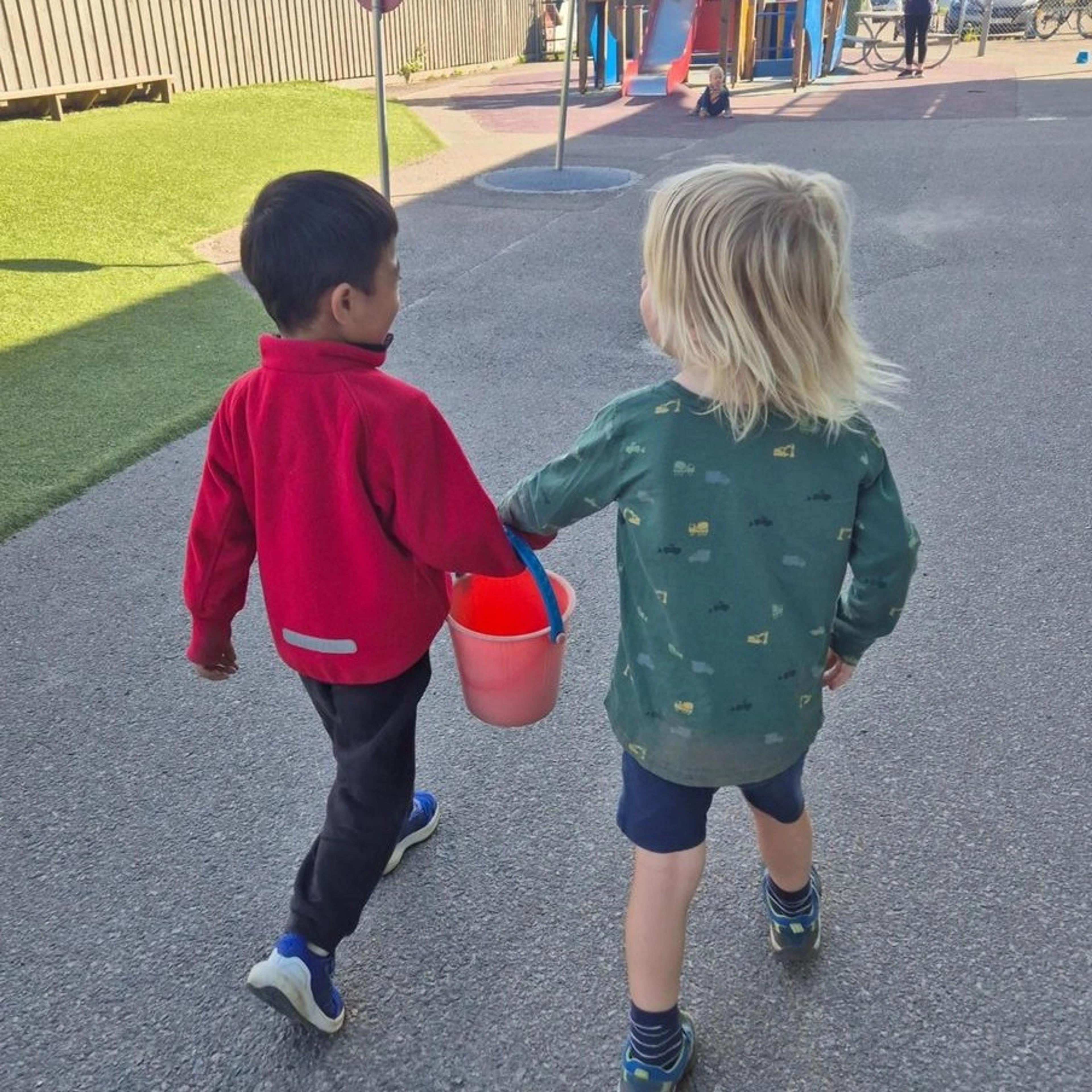 Barn som leker sammen i Espira Åbol