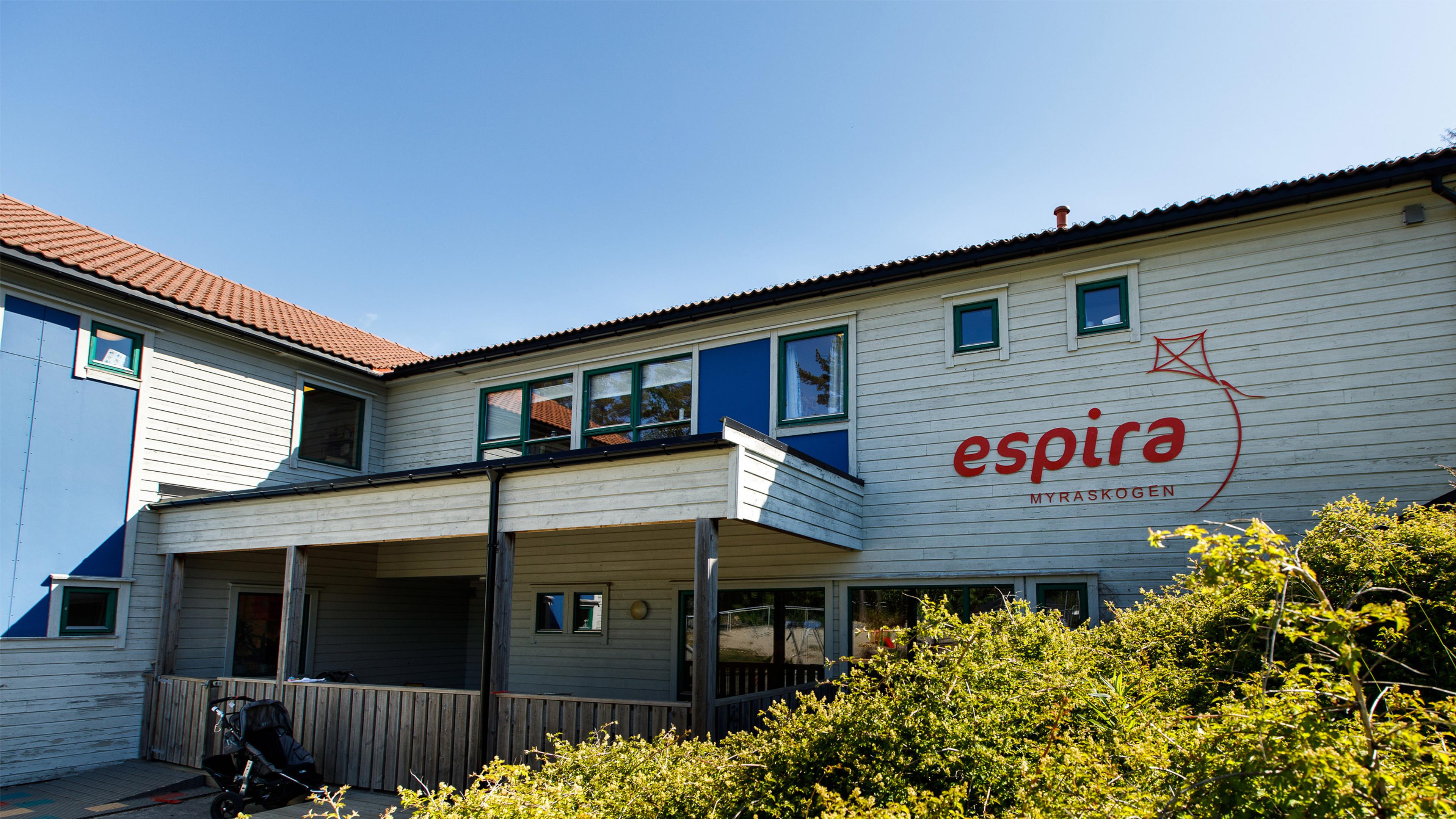Espira Nordmo i Elverum - hvit fasade og stort uteområde