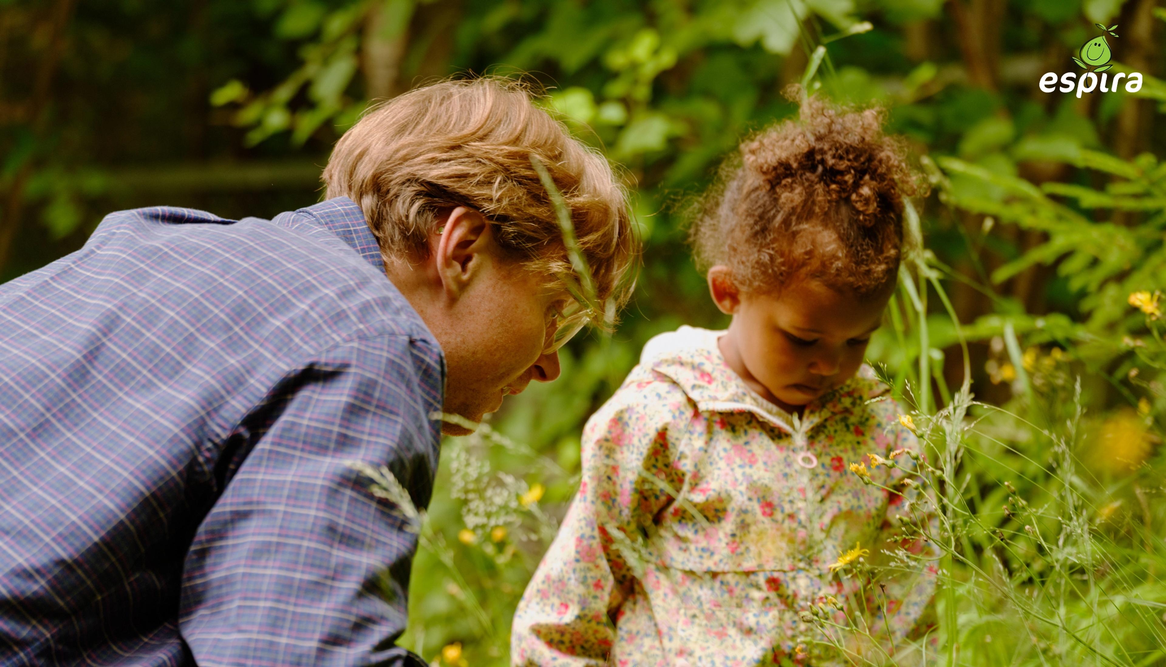 Ansatt i barnehagen sammen med barn