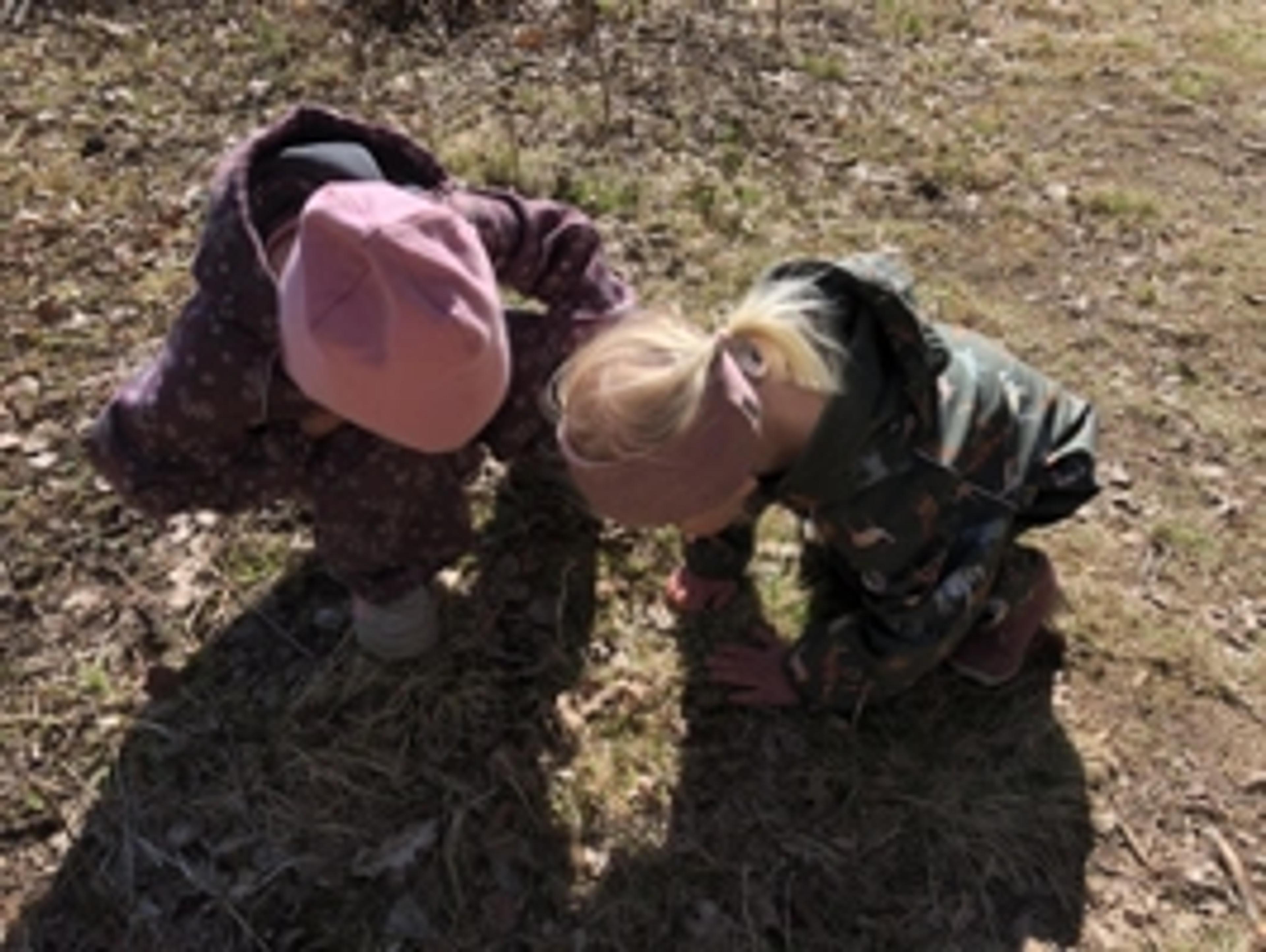 To barn som leker sammen i Espira Fasanveien