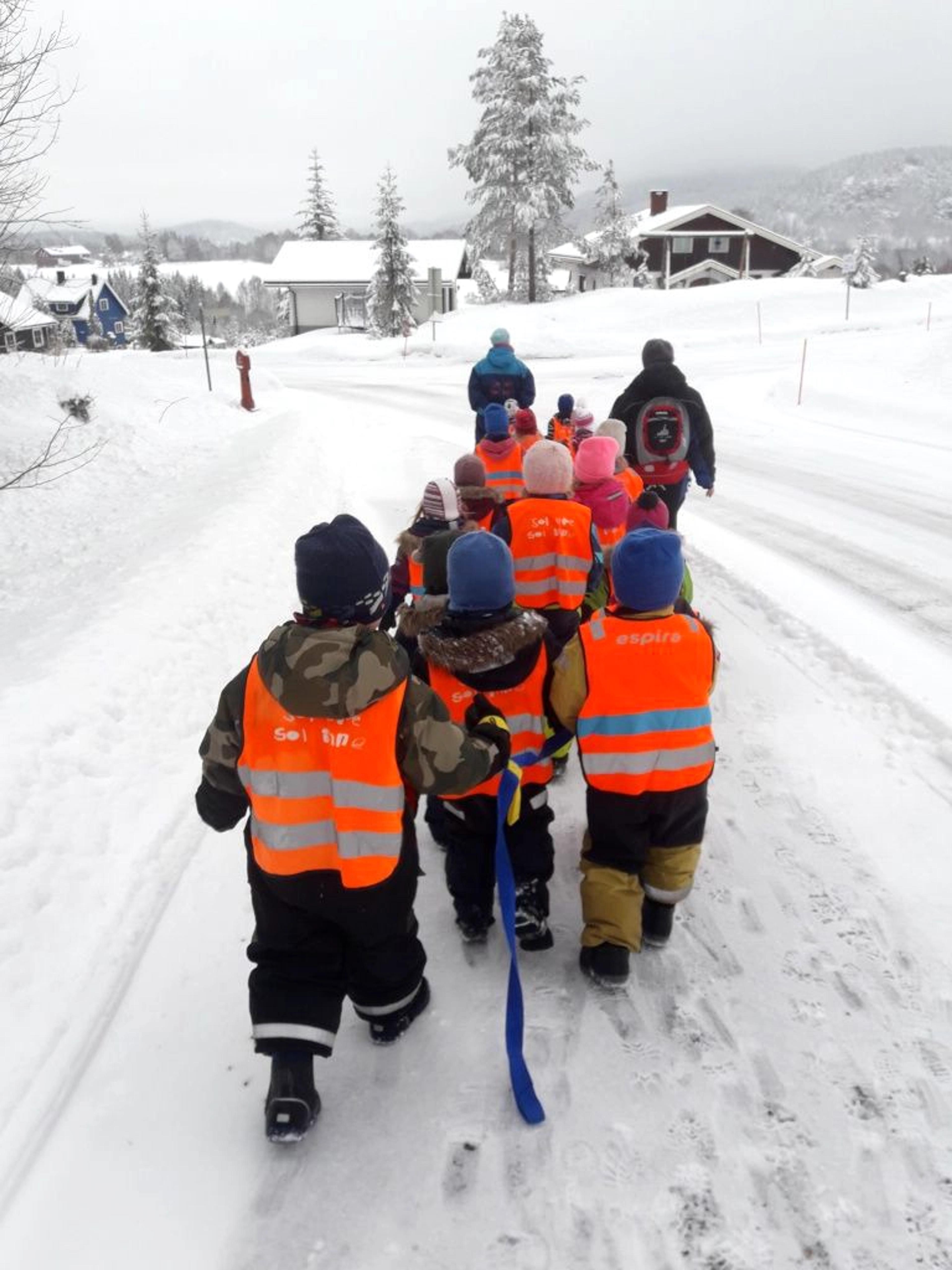 Barn på tur i Espira Sundbyfoss