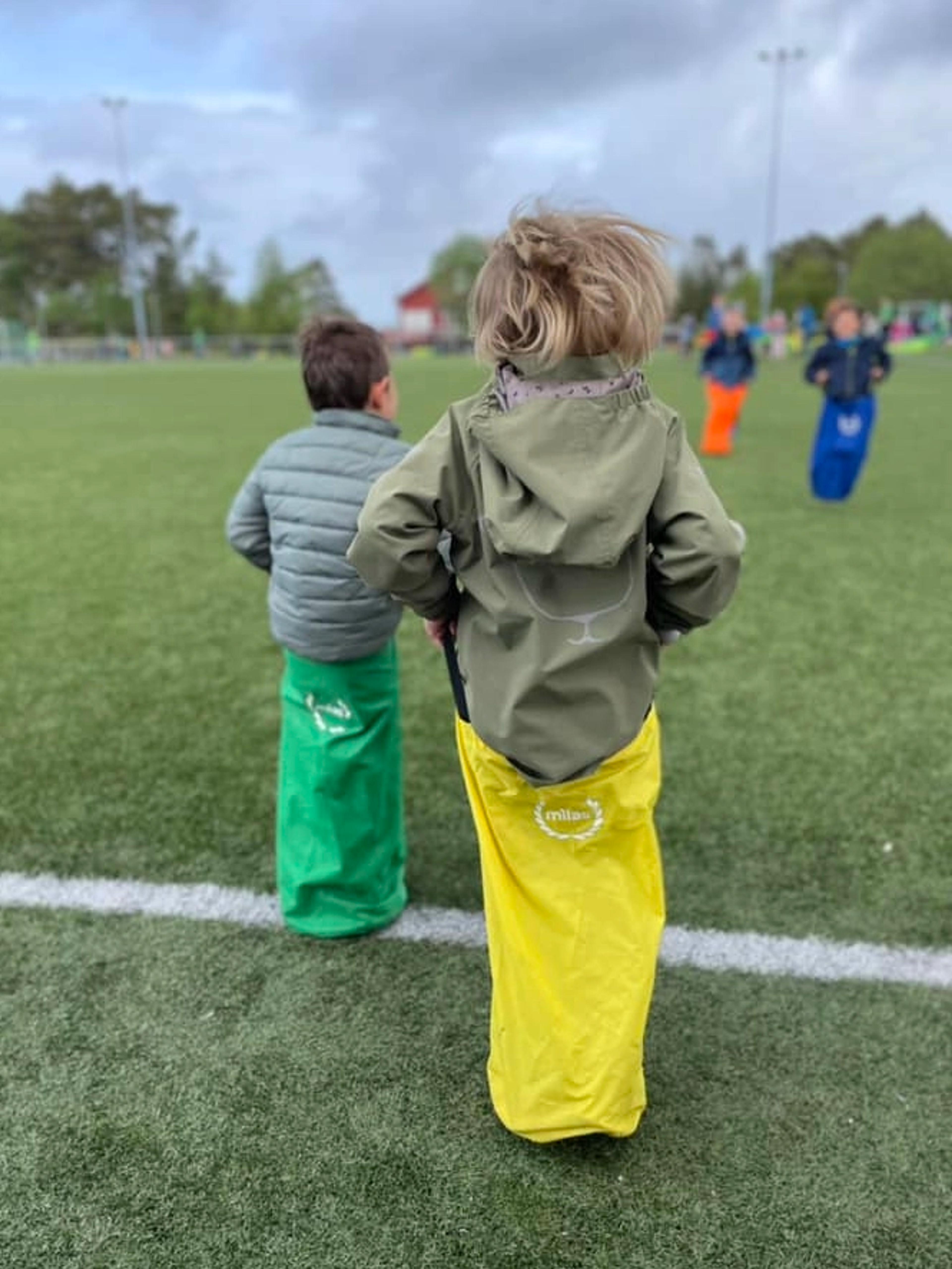 Barn på idrettsbanen som gjør aktiviteter - Espira Rubbestadneset