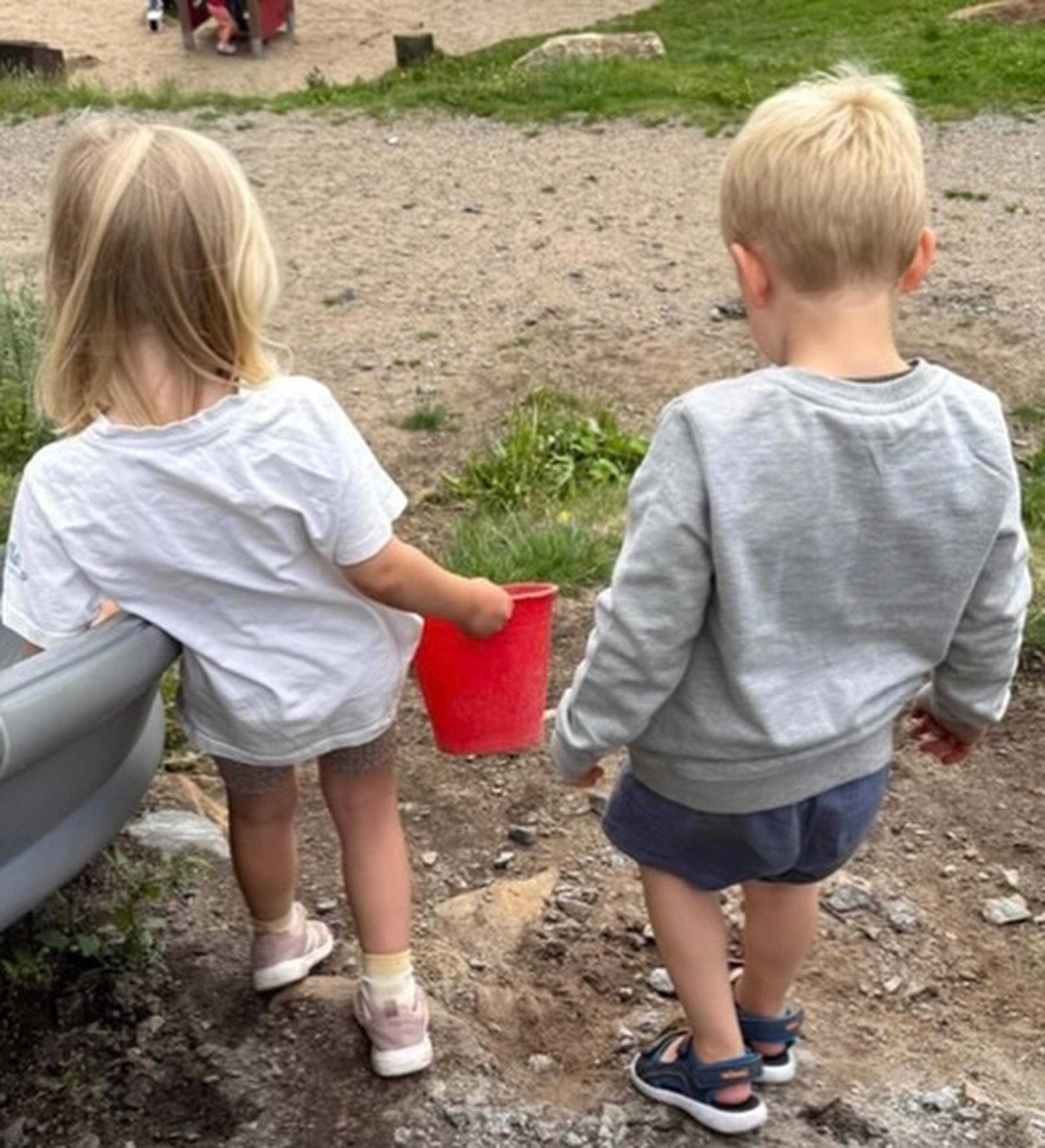 To barn som leker sammen på uteområdet til Espira Sangereidåsen