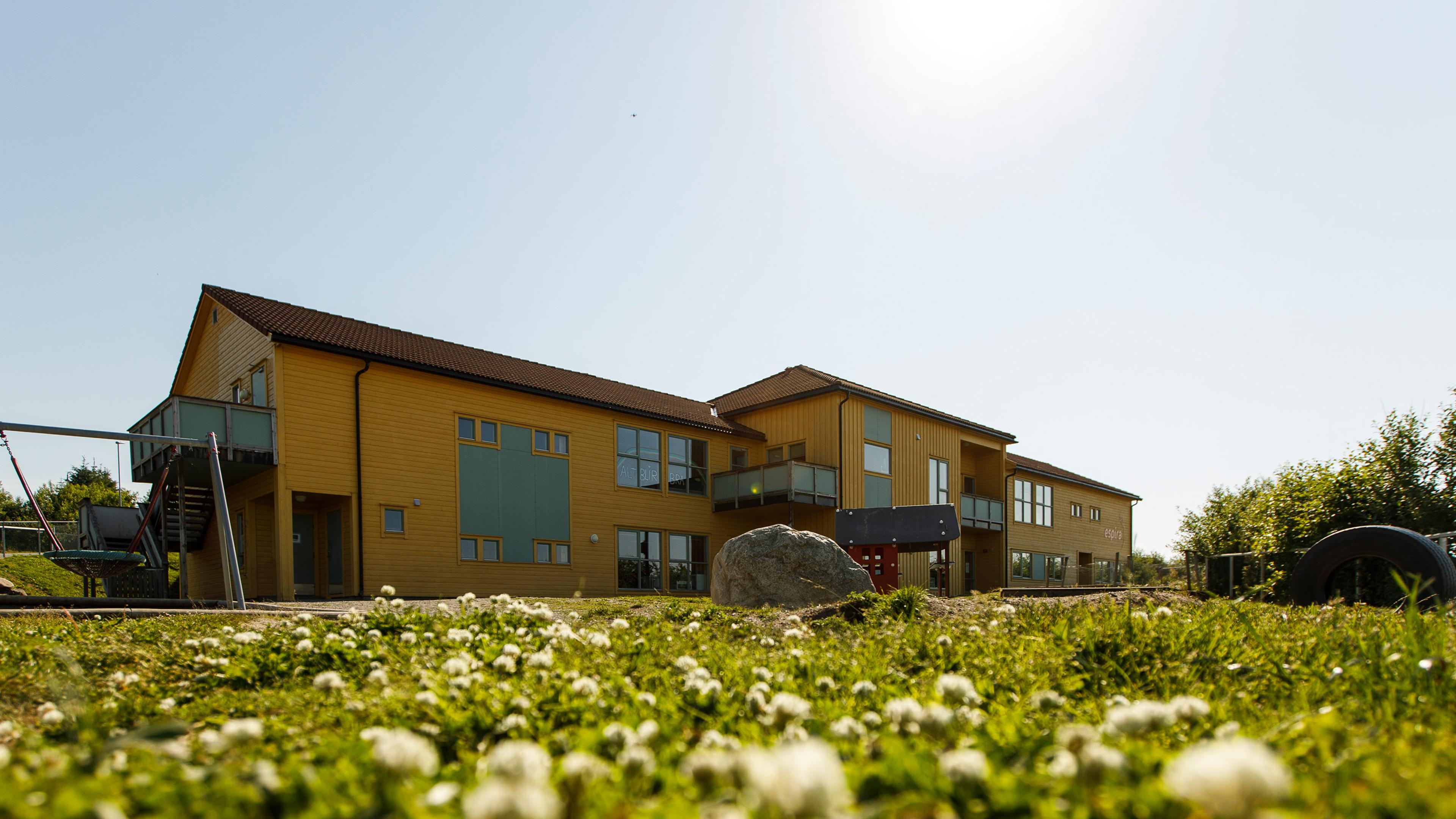 Espira Ormadalen har store utearealer og lekeplass - gult bygg - Orstad i Klepp kommune