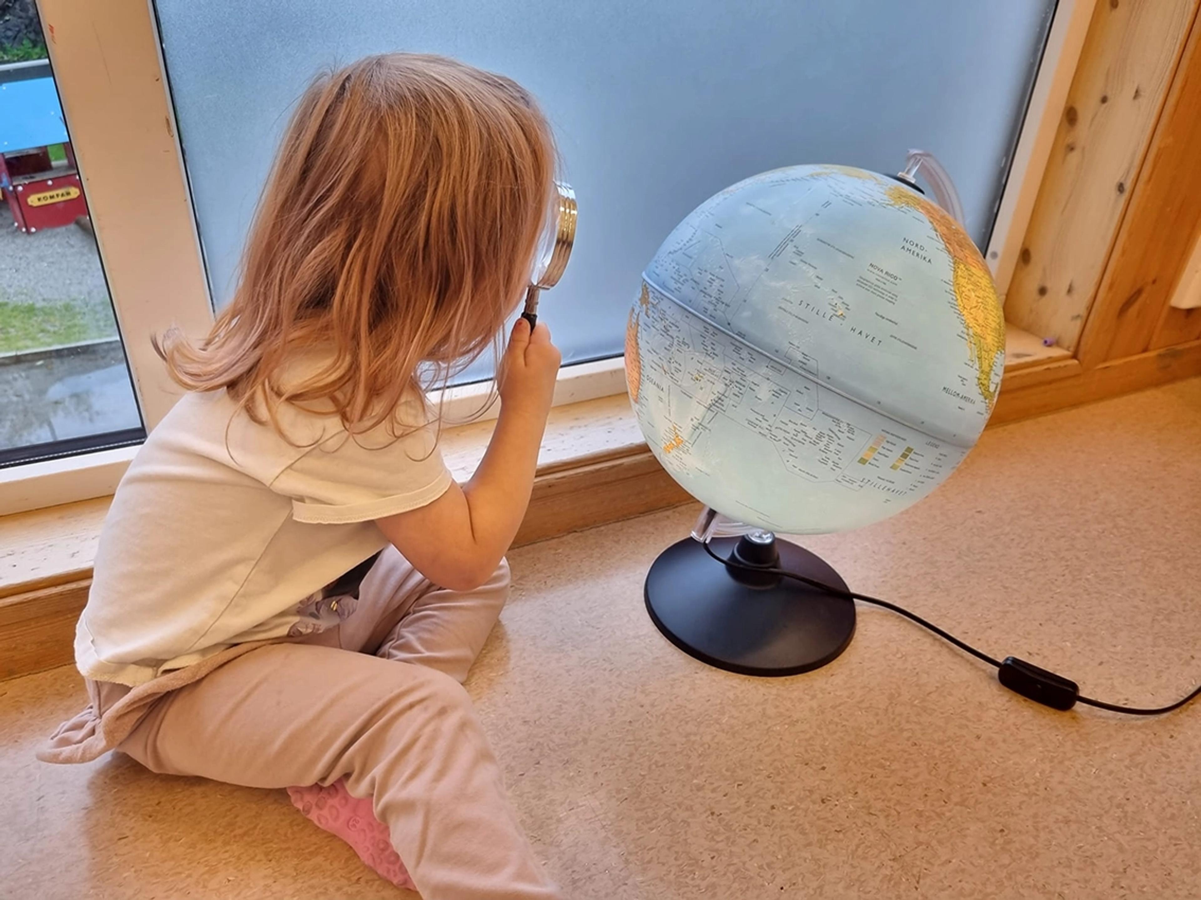 Barn som utforsker i Espira Marthahaugen