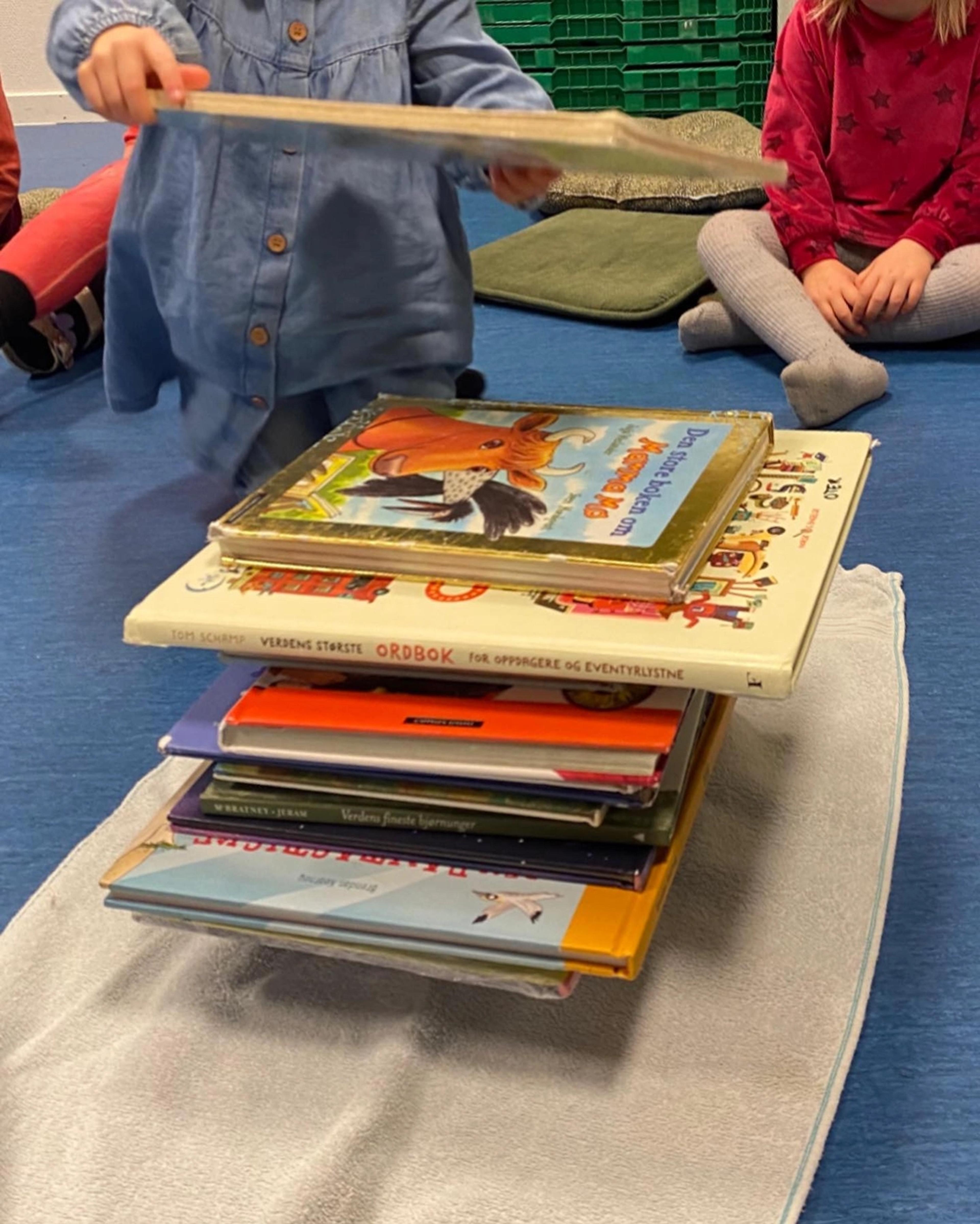 Barn som leser bøker i Espira Årølia