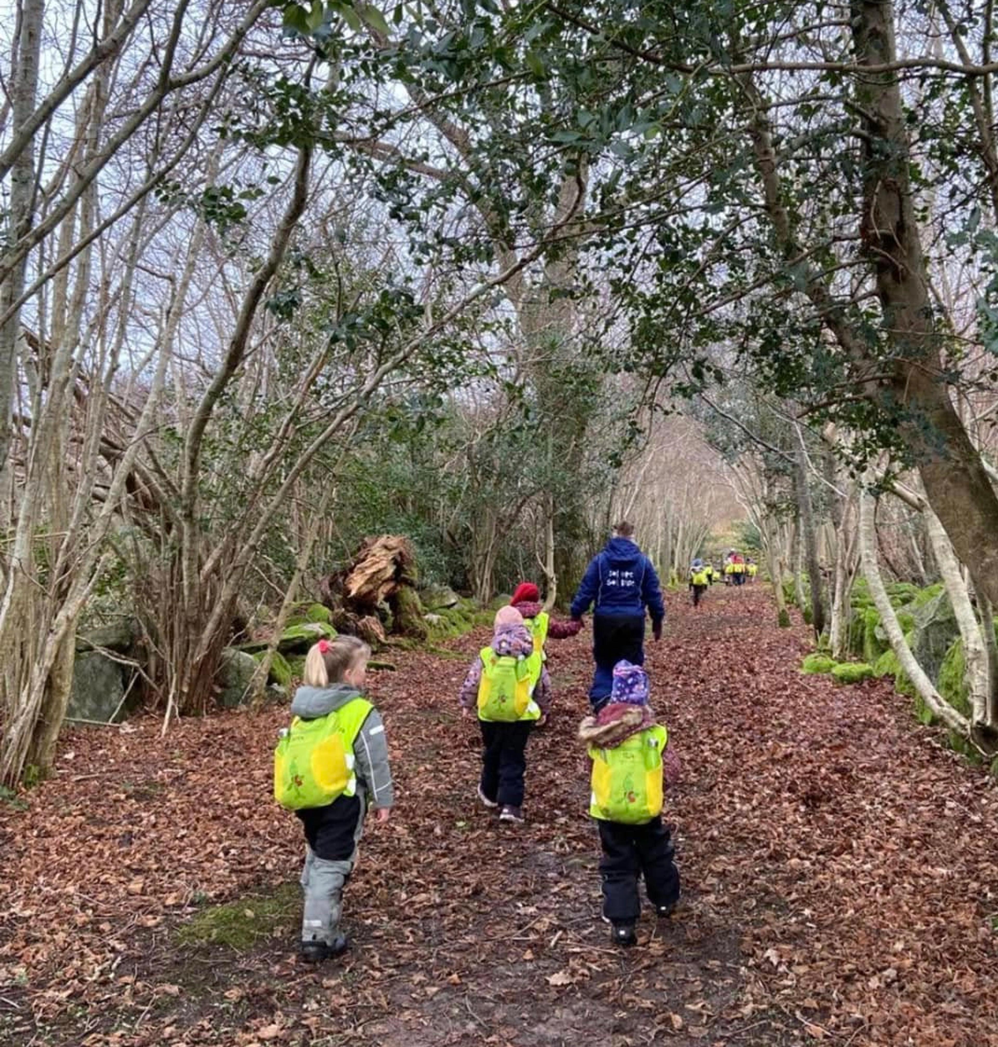 Barn på tur i Espira Halsnøy Kloster
