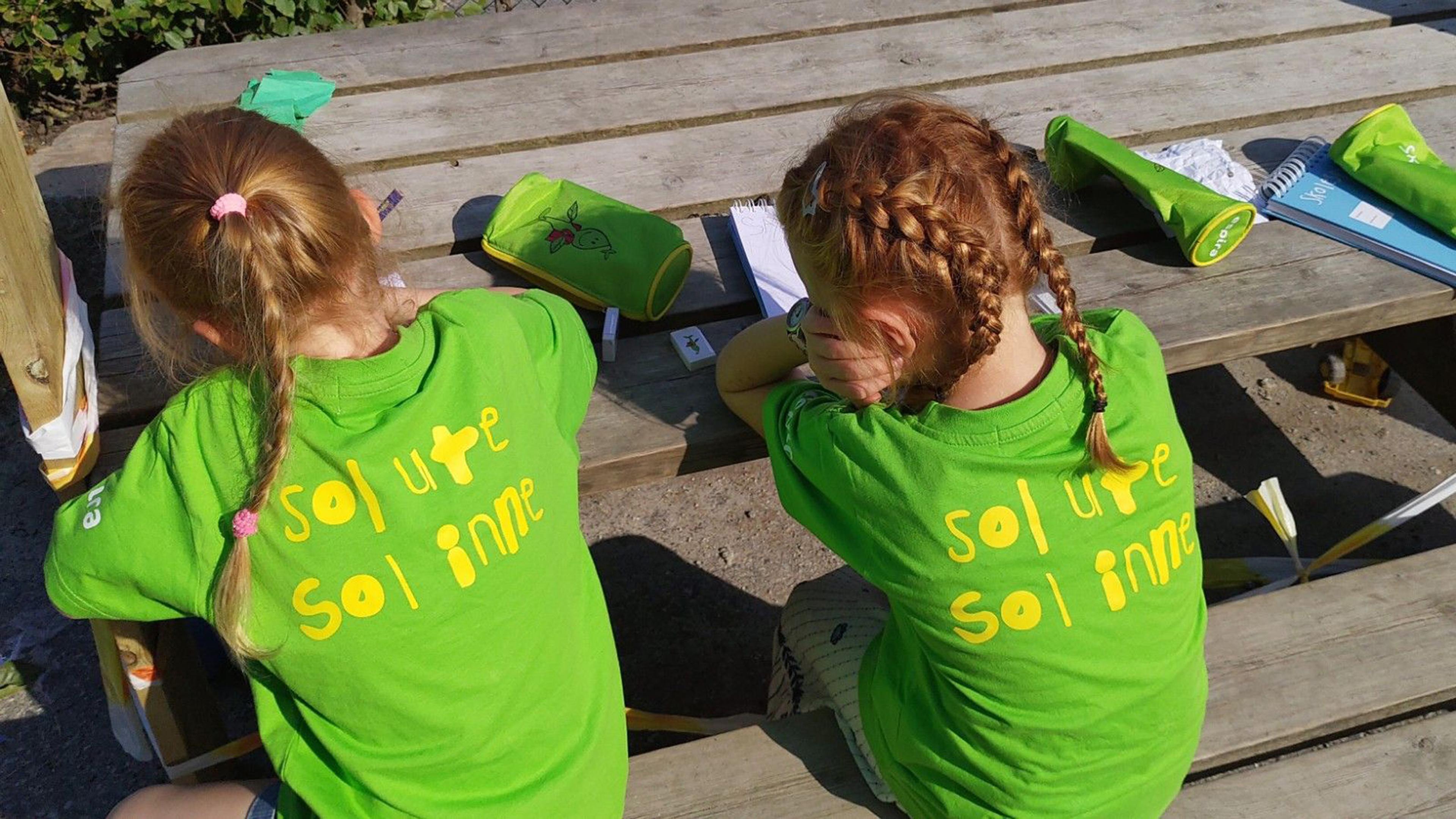 To skolespirer tegner ute 