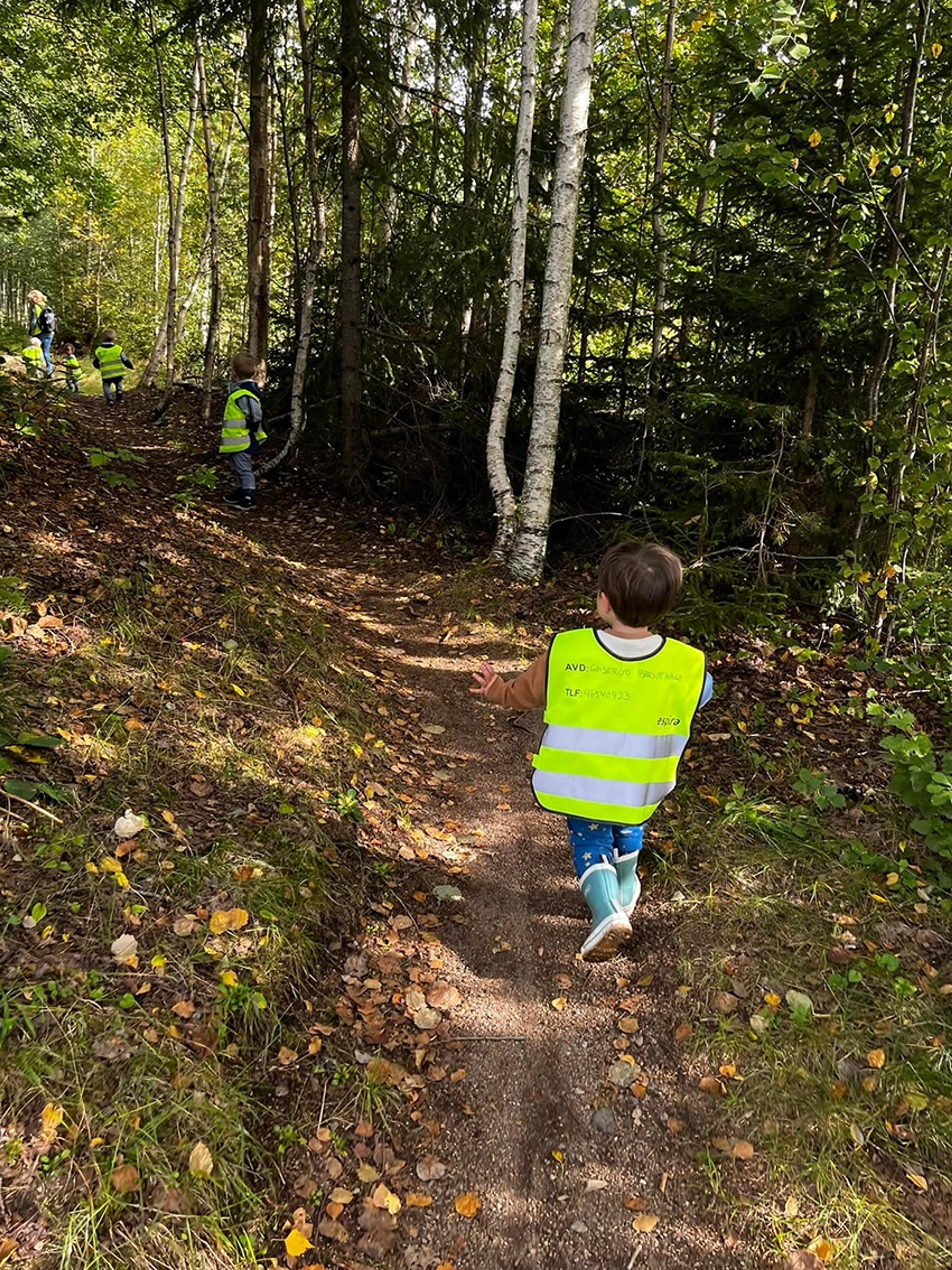 Barn på tur i skogen i Espira Gåserud