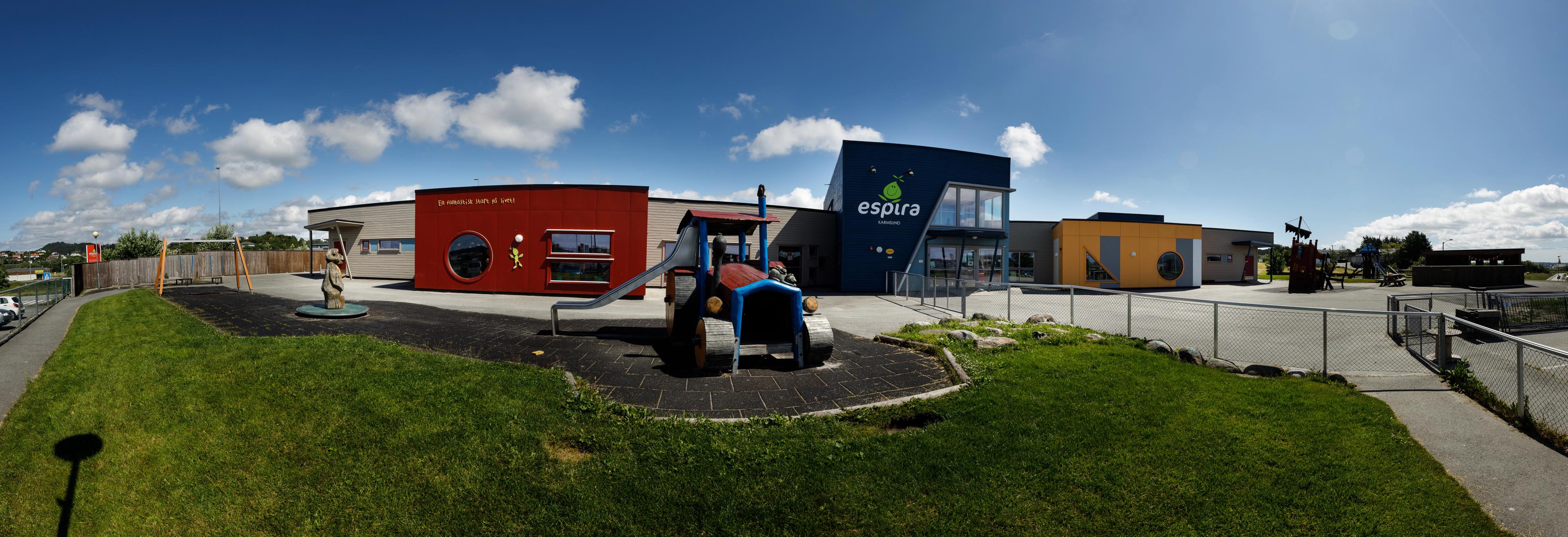 Espira Karmsund i Norheim i Karmøy kommune - fasade med Espira-logo, uteområde med traktor