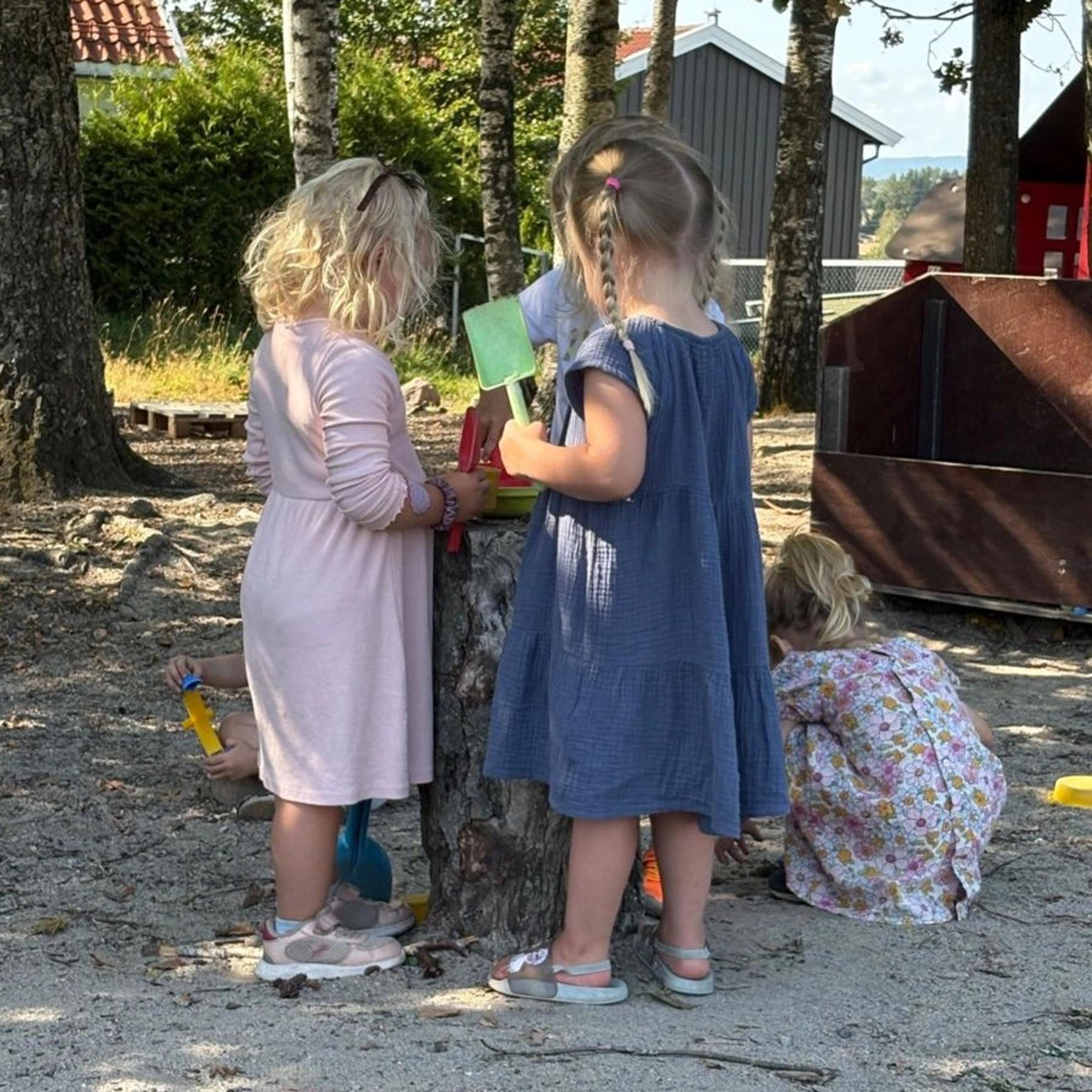 Barn som leker sammen på Espira Åbol sitt uteområde