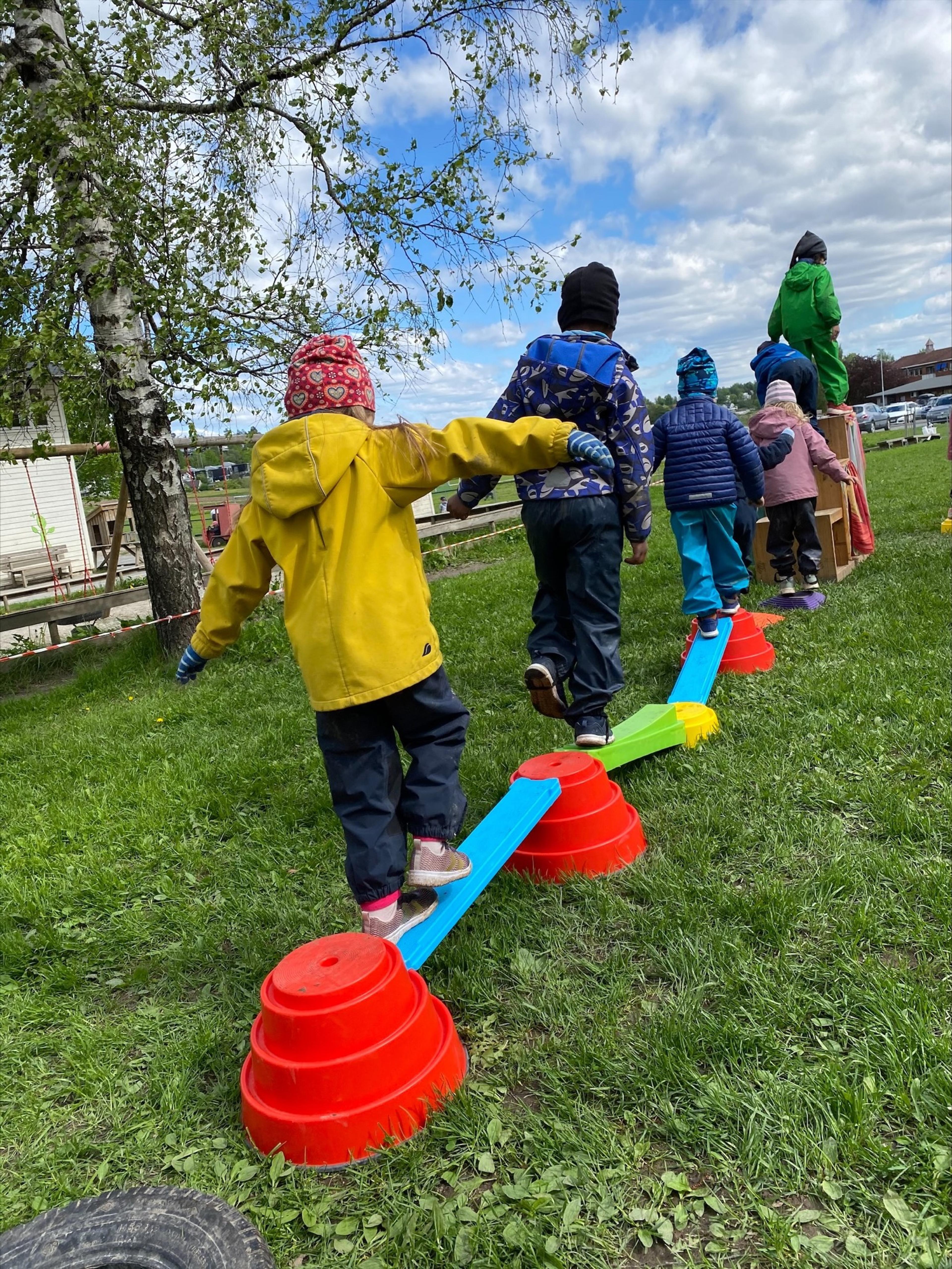 Barn som leker og balanserer ute i Espira Blakstad