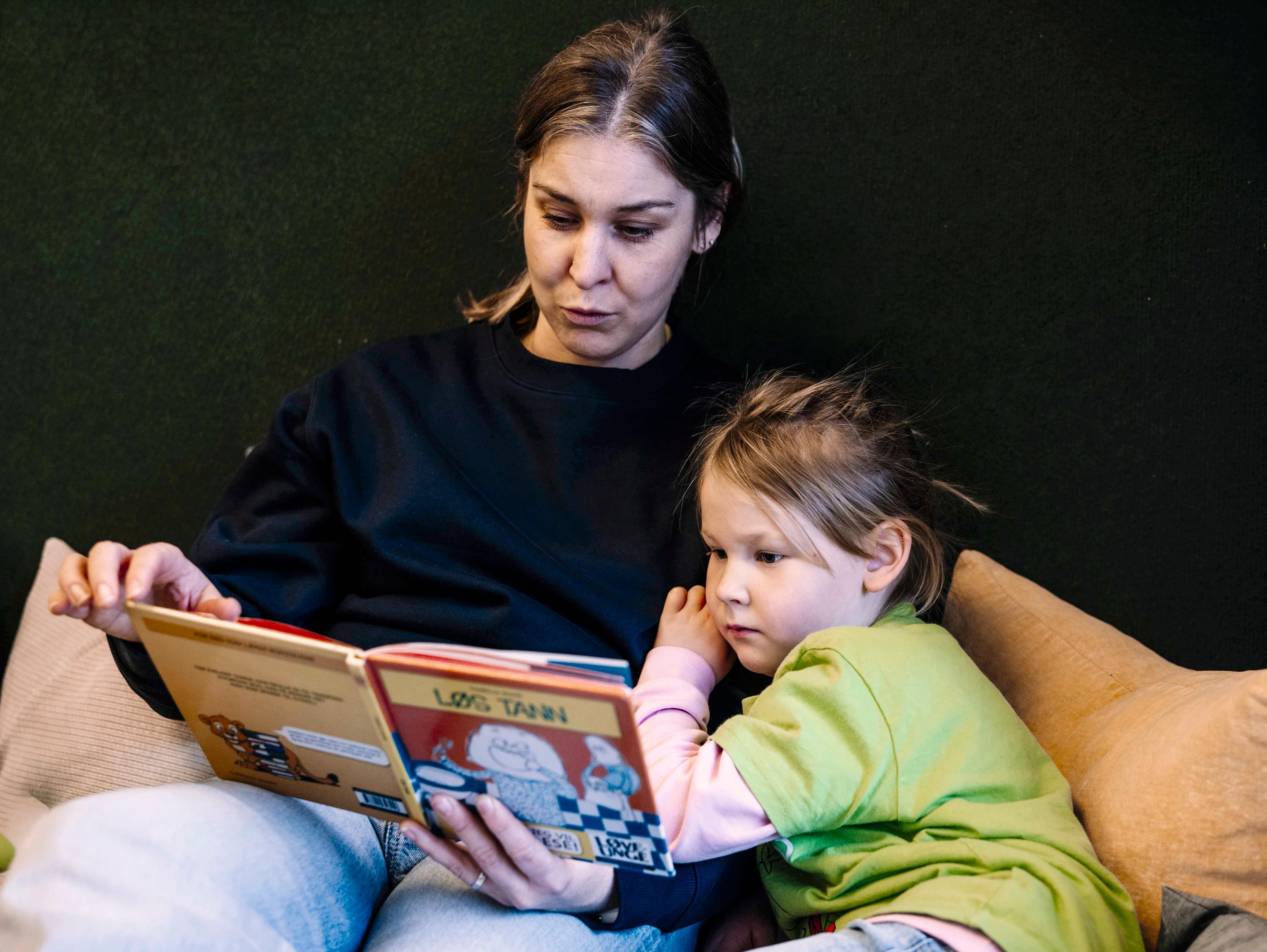 Mor og barn leser bok 