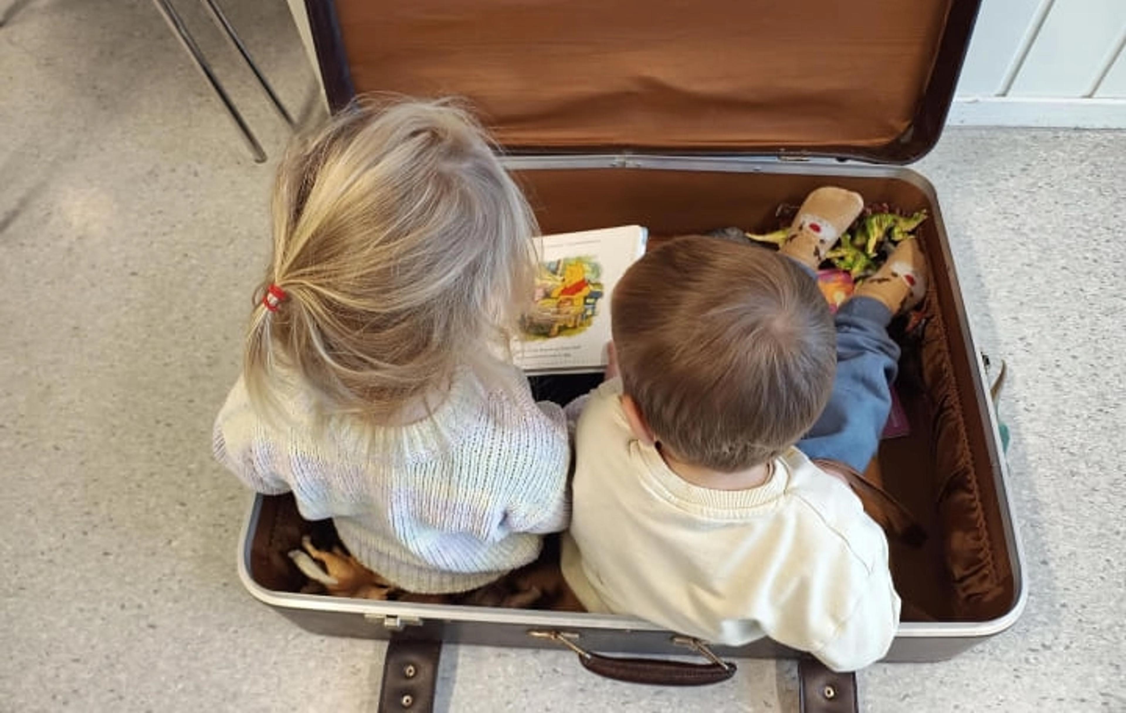 To barn som sitter og leser for hverandre i Espira Litlasund