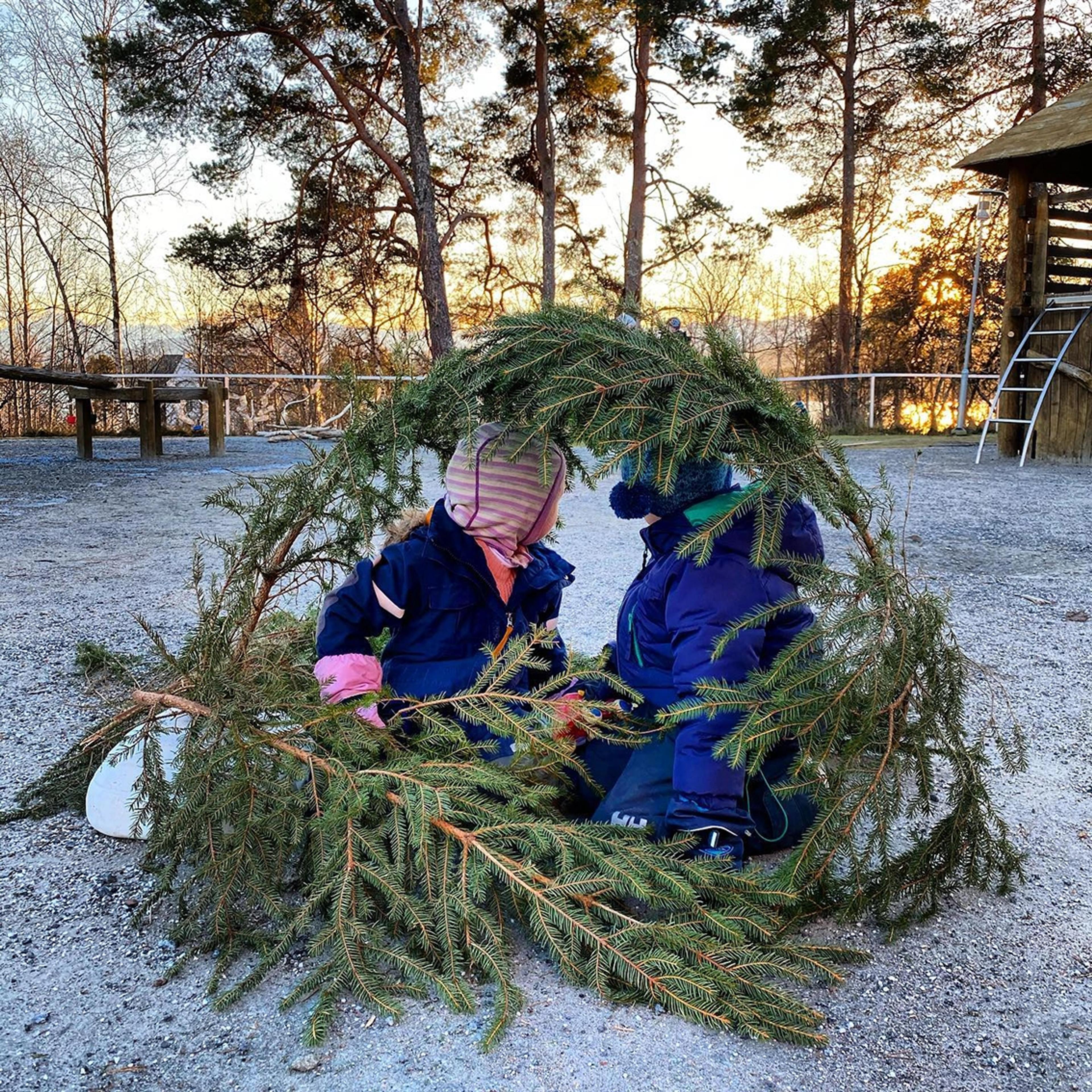 Barn som leker sammen på Espira Årølia sitt uteområde