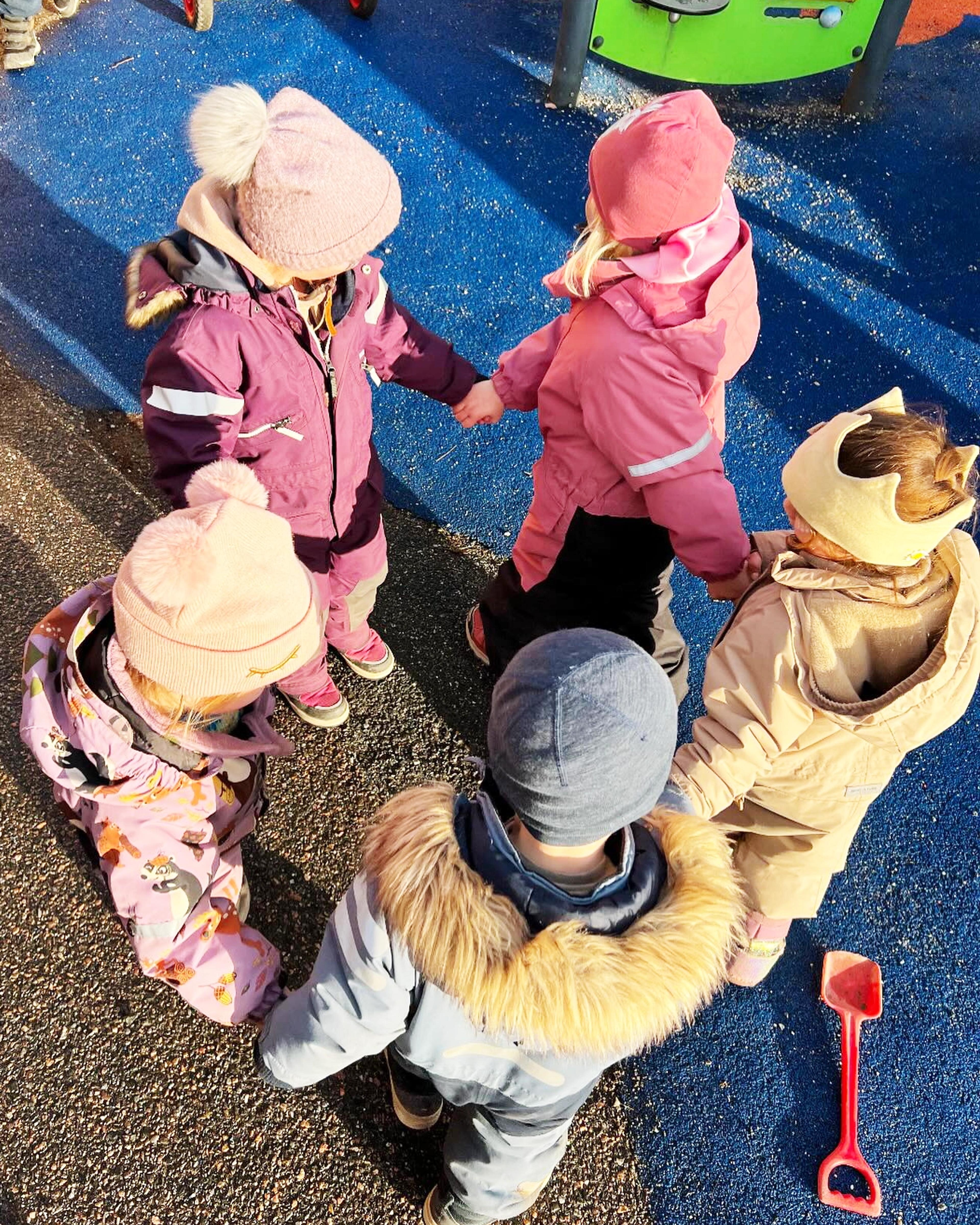 Barn som leker sammen i Espira Rambjøra 