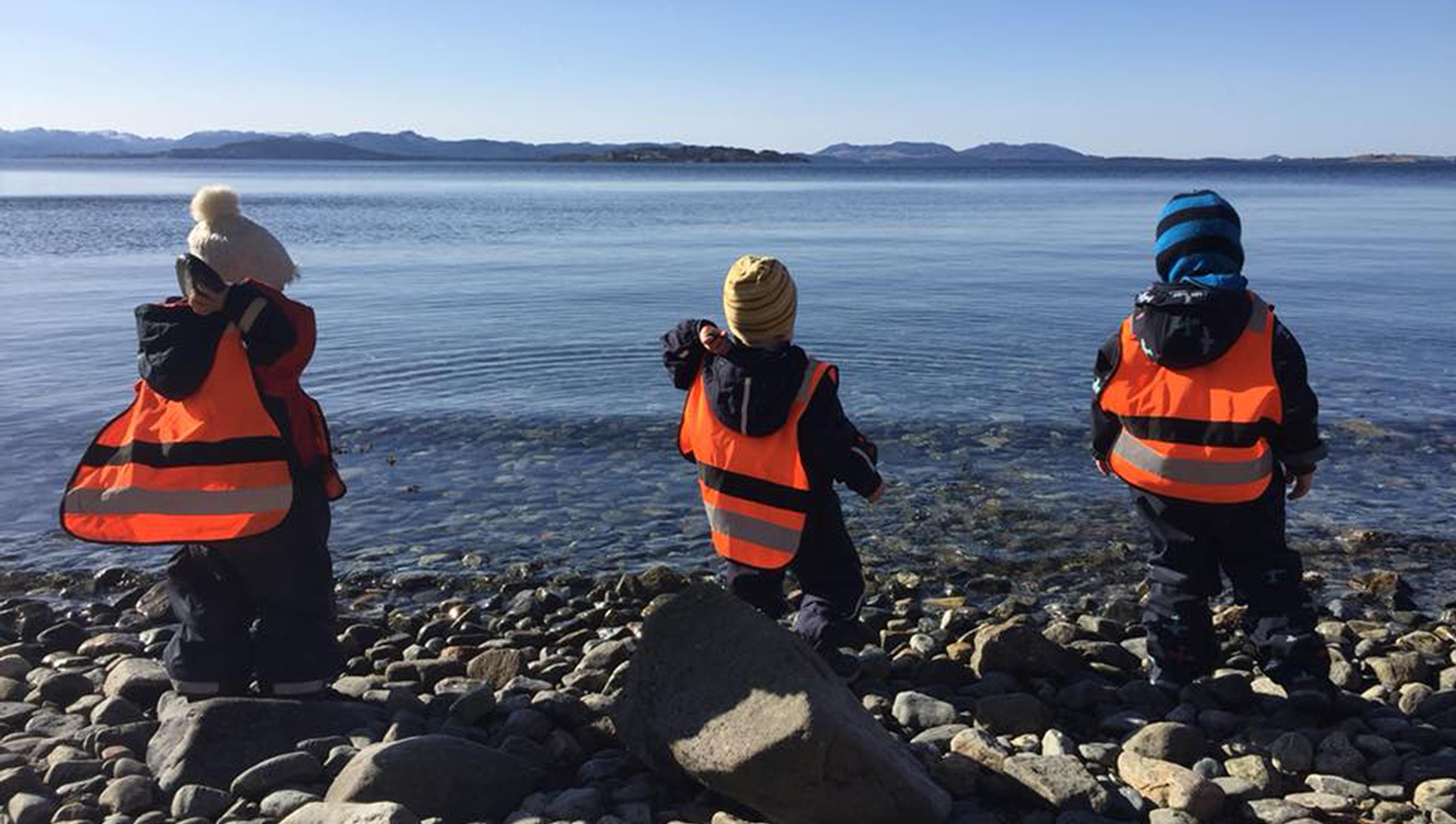 Barn fra Espira Tau på tur ved sjøen