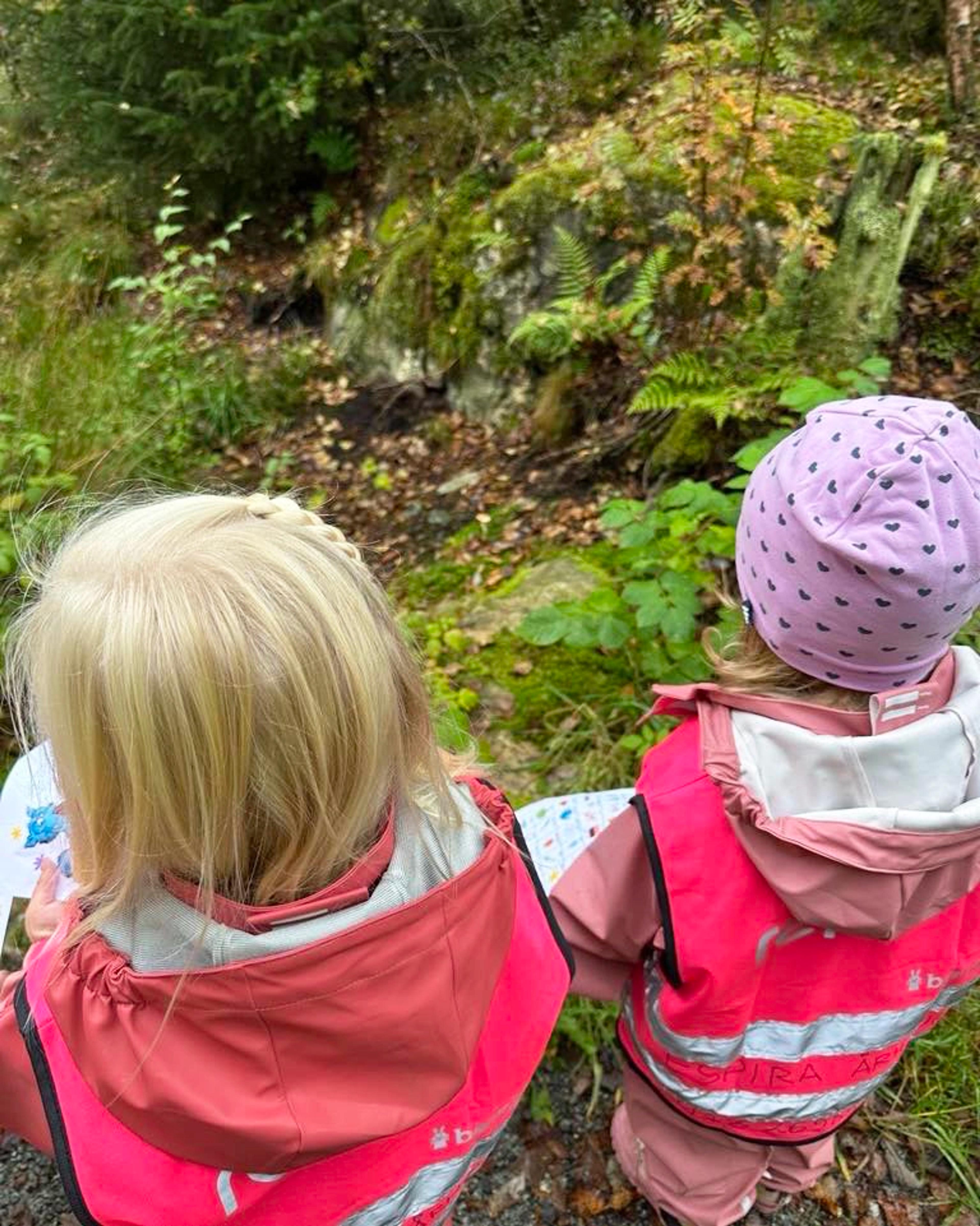 Barn i Espira Århaug på tur i skogen 
