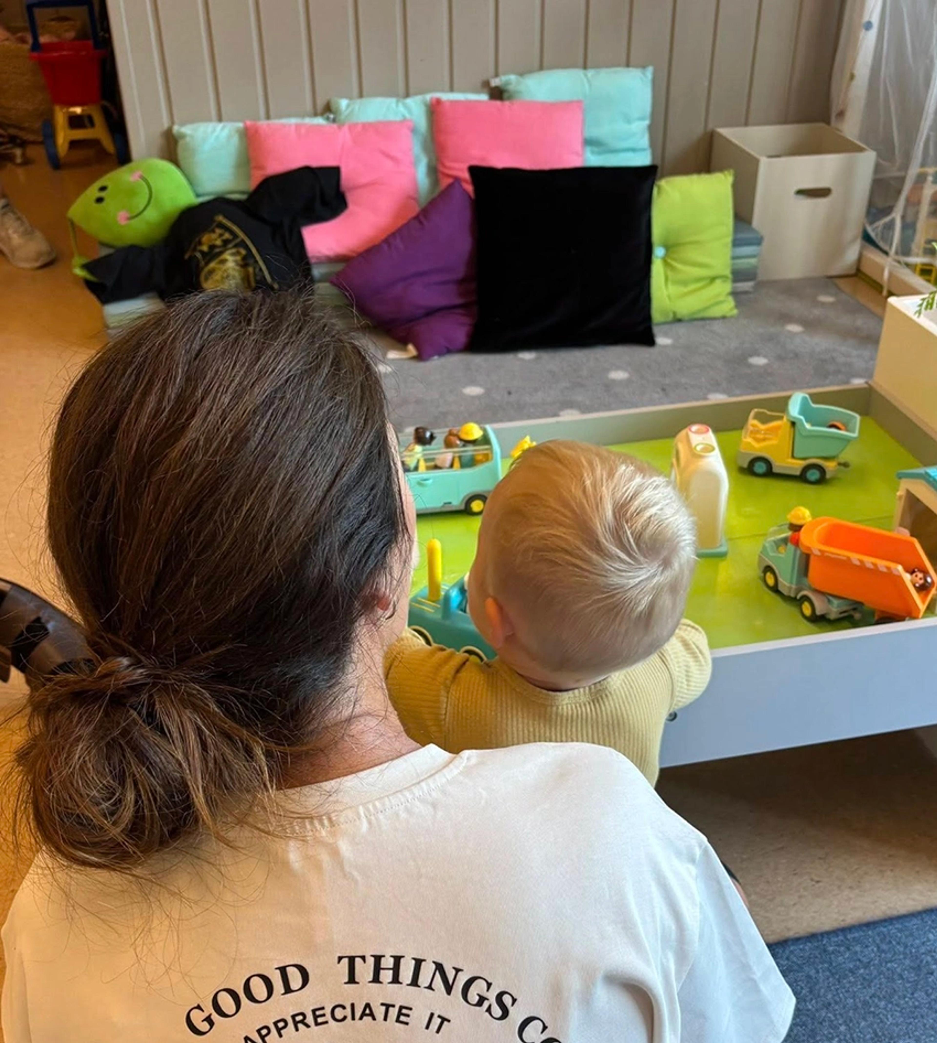 Lite barn som leker i Espira Halsnøy Kloster