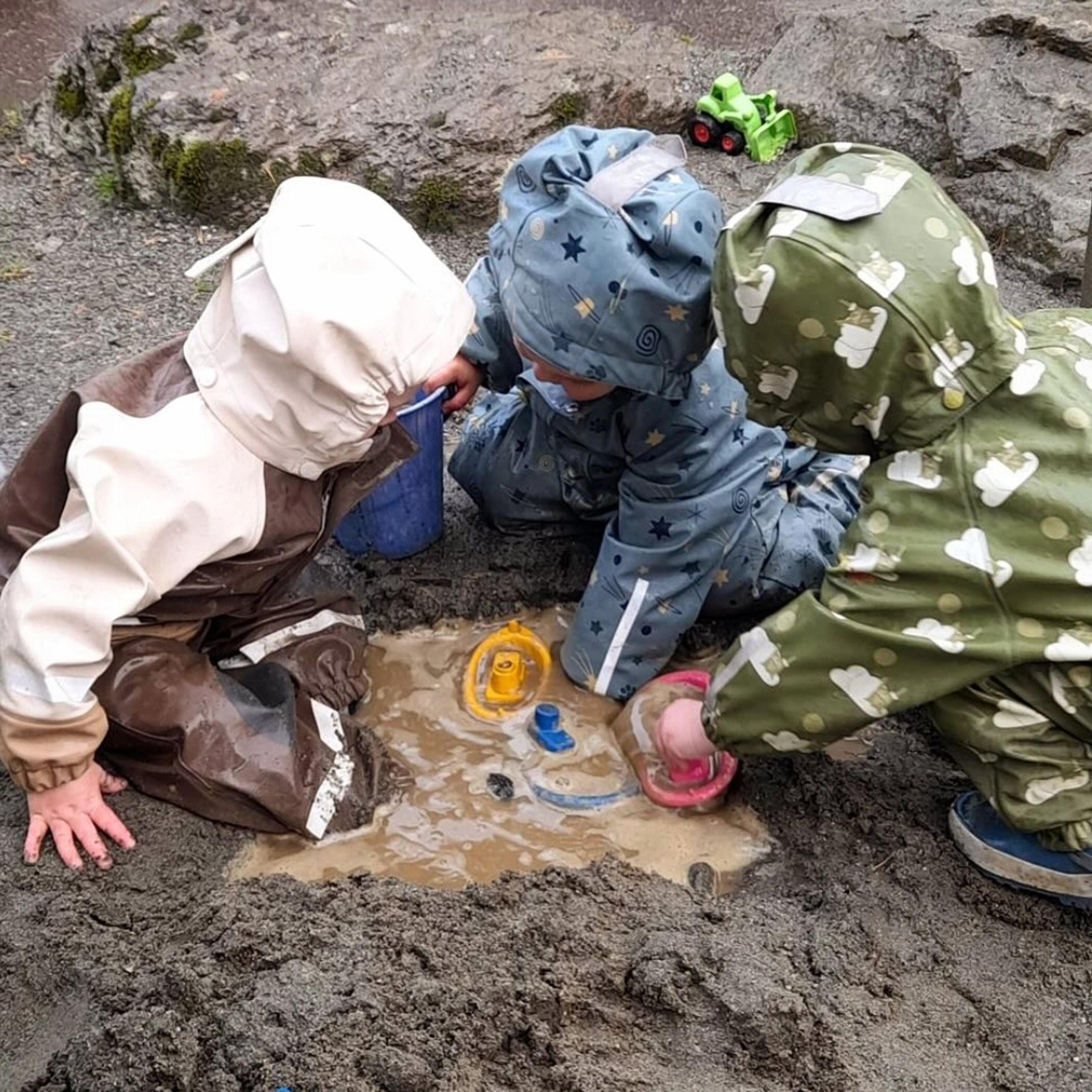 Barn som leker sammen i Espira Moster