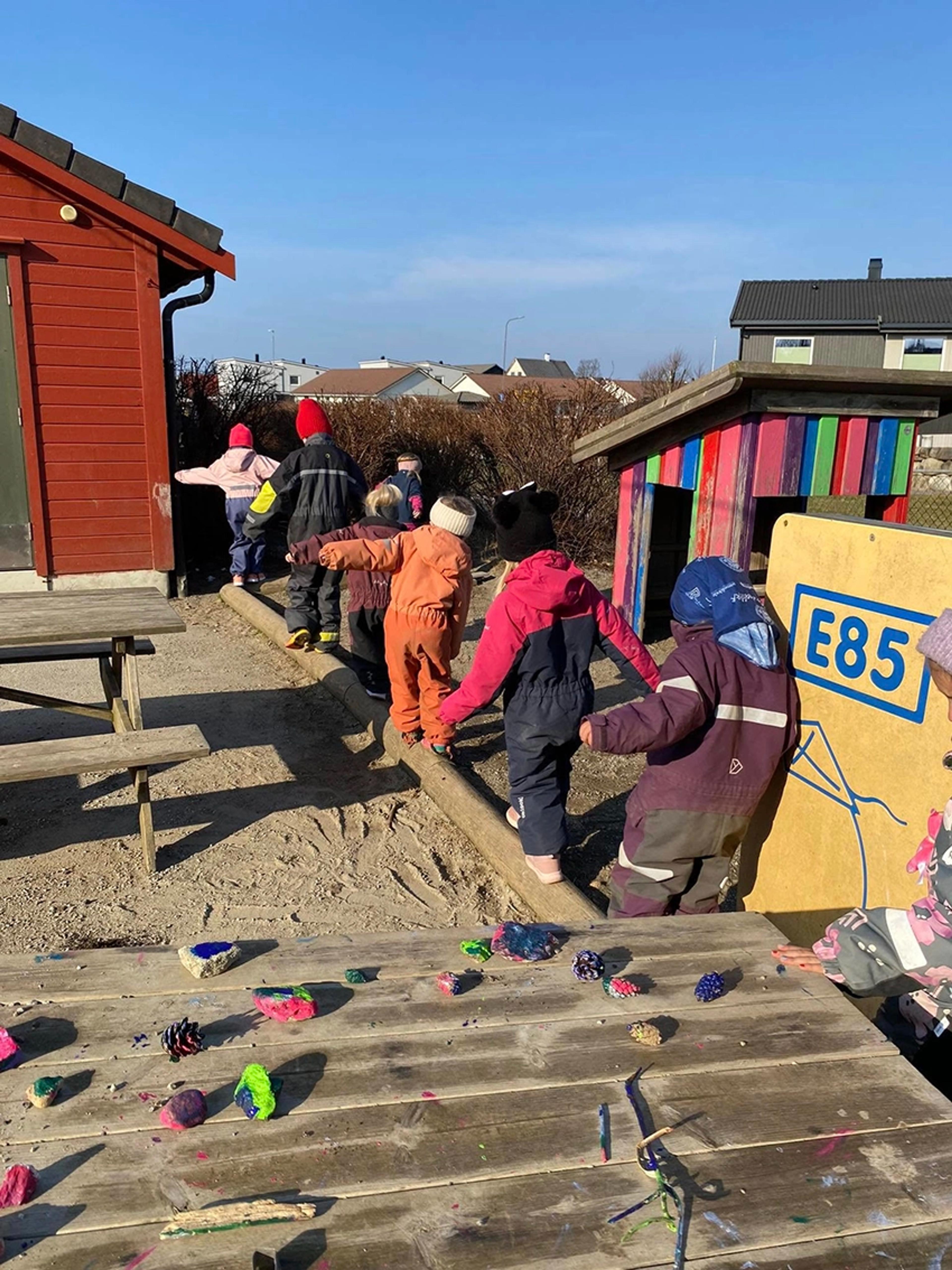 Barn som leker på uteområdet til Espira Skjeraberget