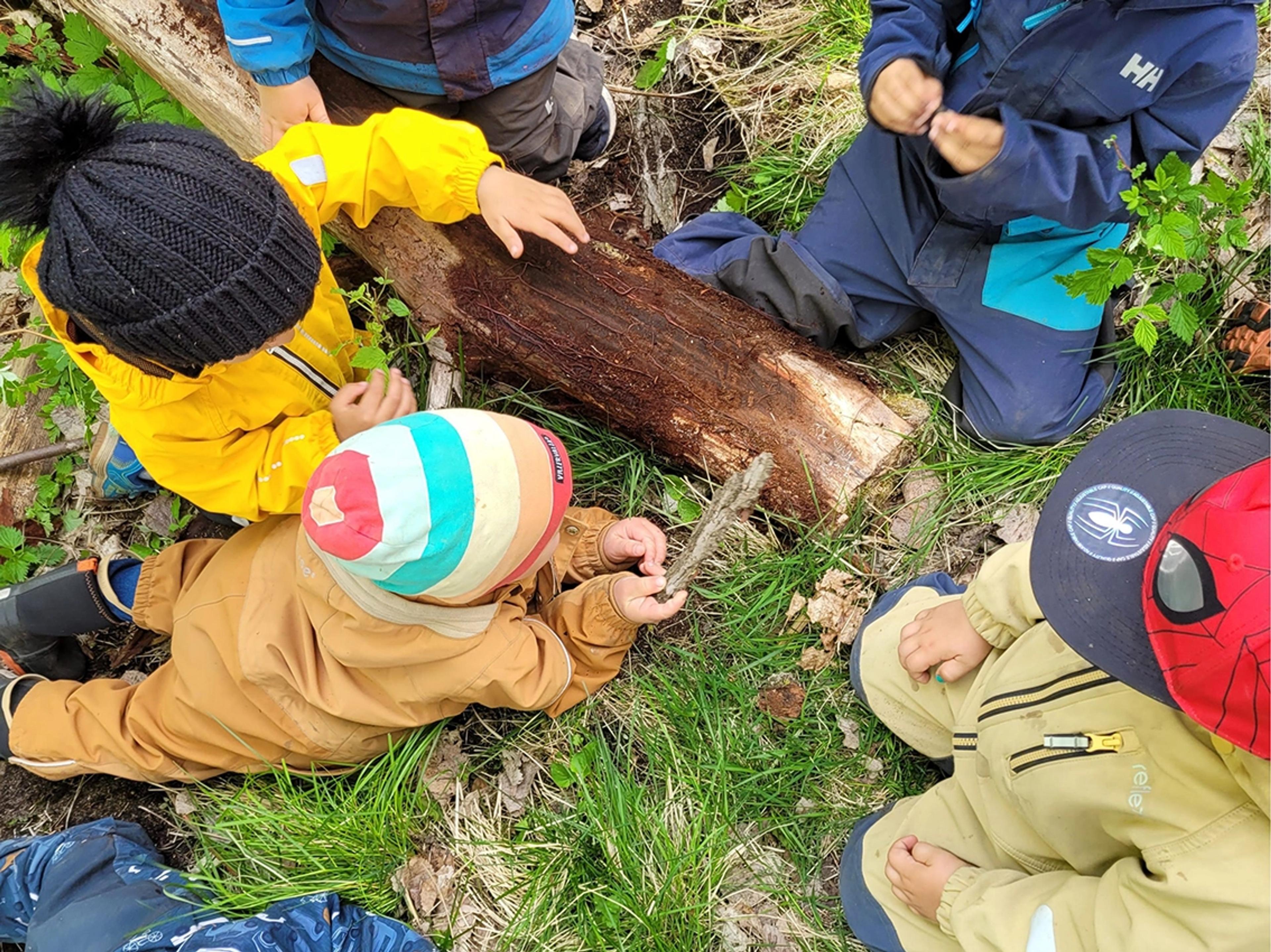 Barn som utforsker og leker sammen i Espira Fasanveien