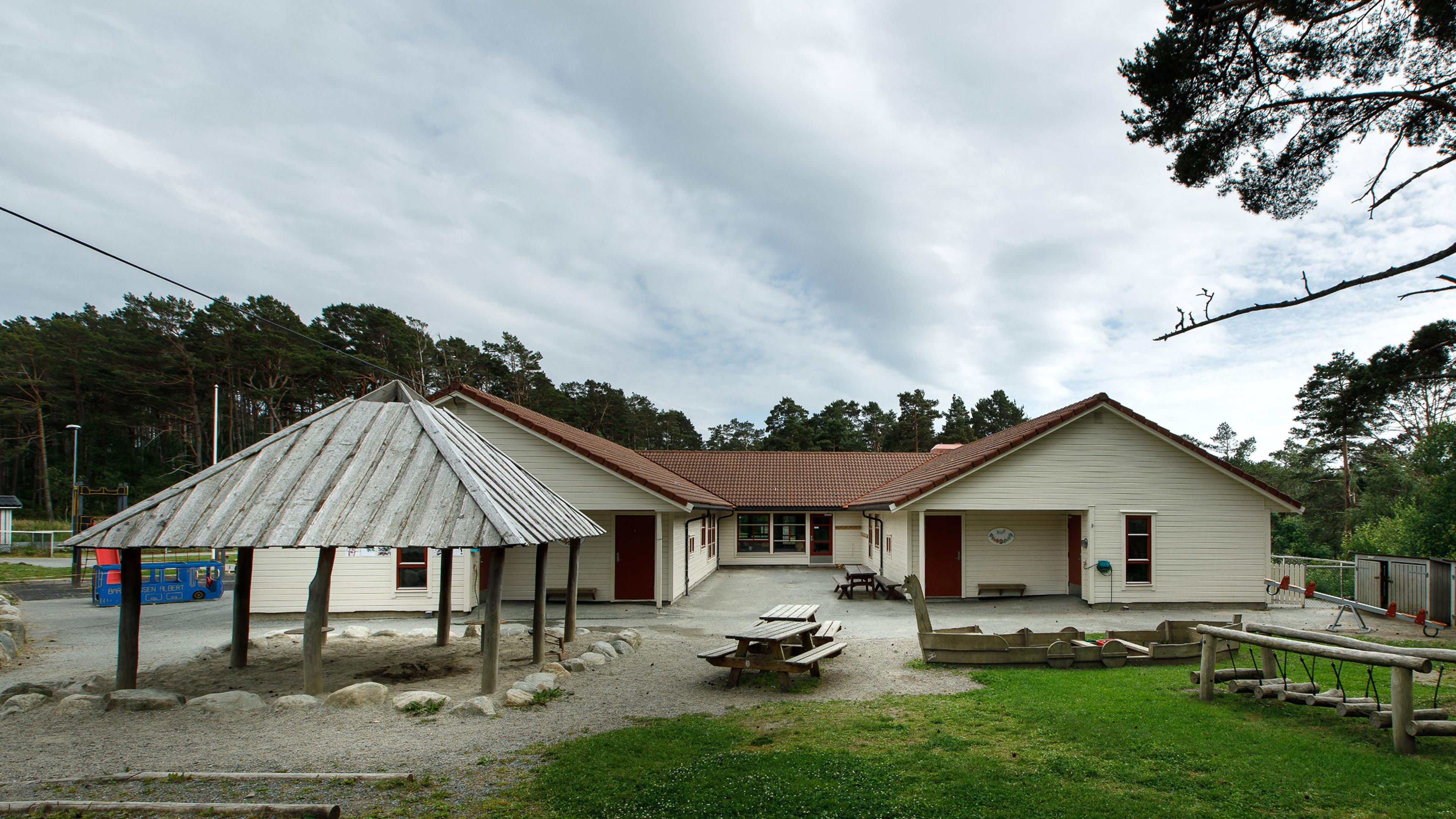 Fasaden Espira Moster i Bømlo kommune- hvit  fasade og grønt lekeområde 