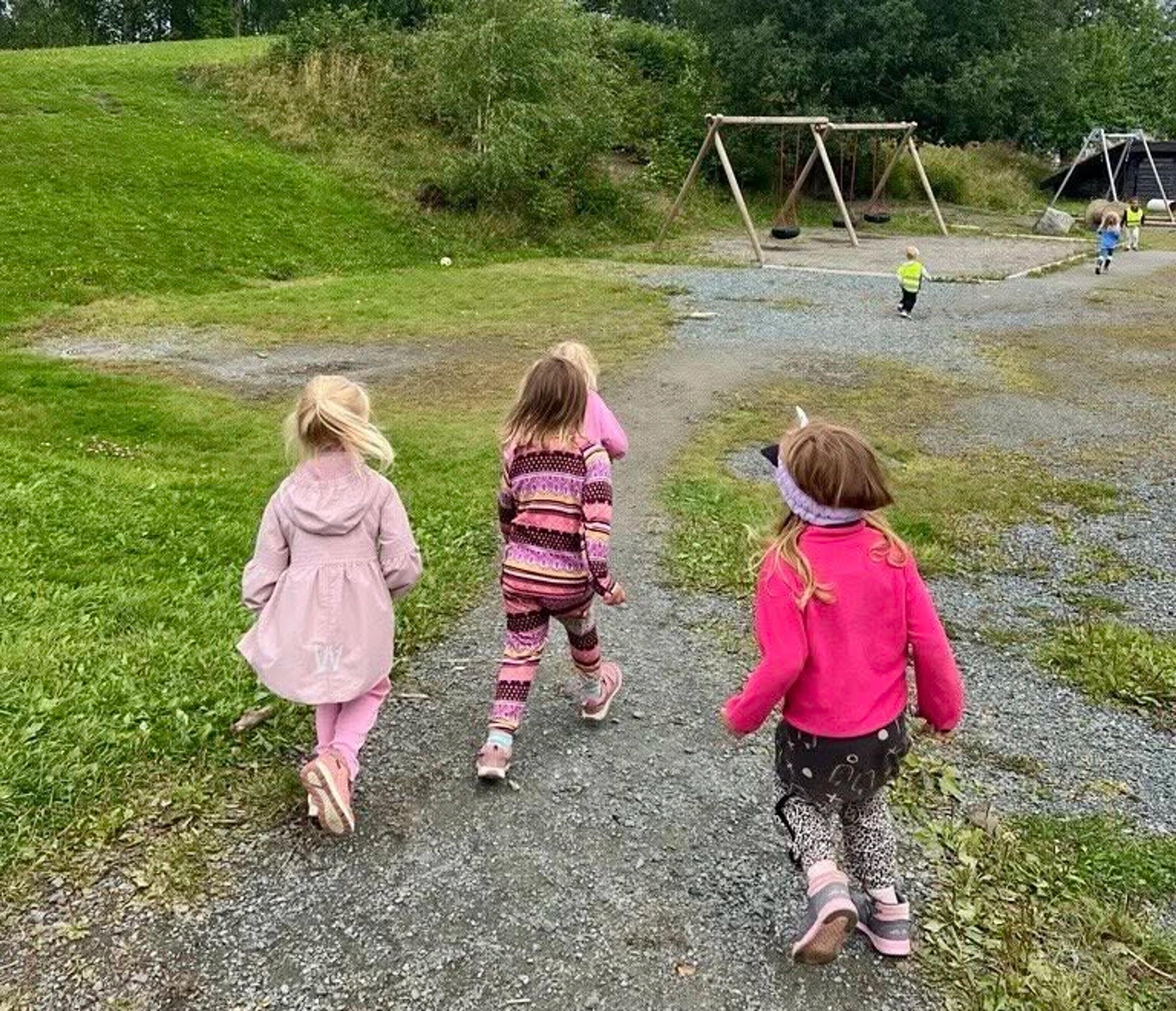 Barn på Espira Gjemble sitt uteområde