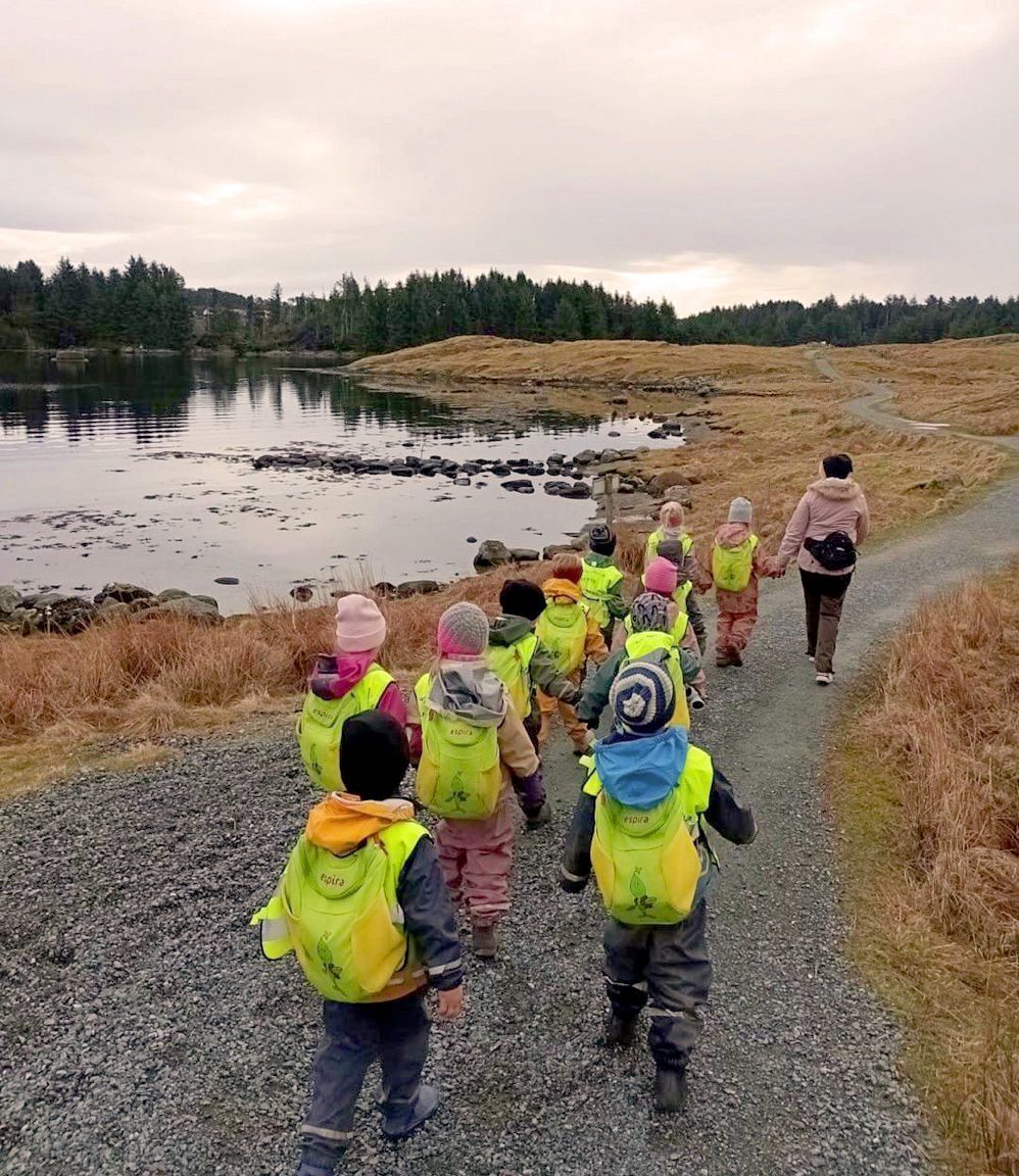 Barn fra Espira Veldetun på tur