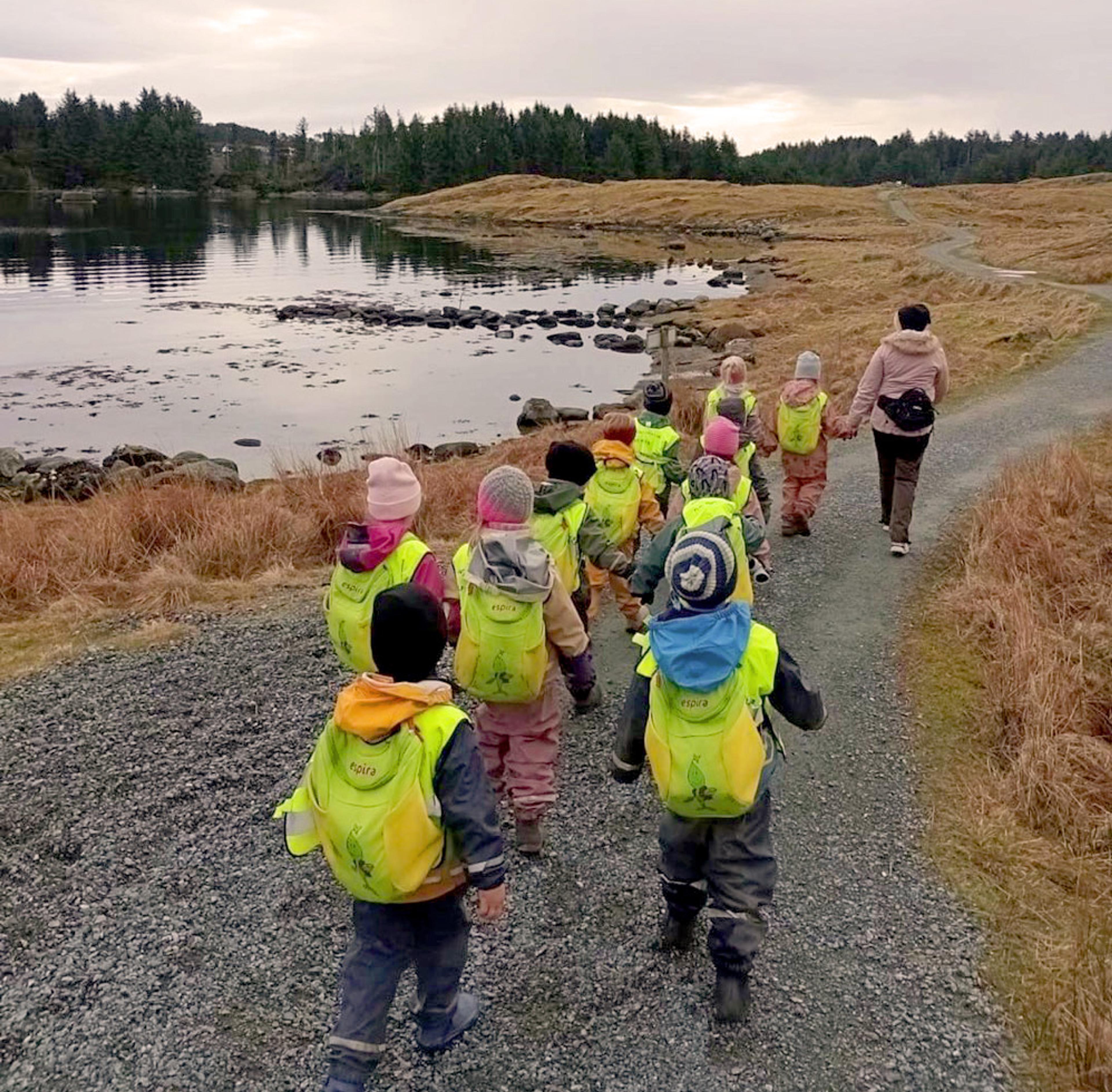 Barn fra Espira Veldetun på tur