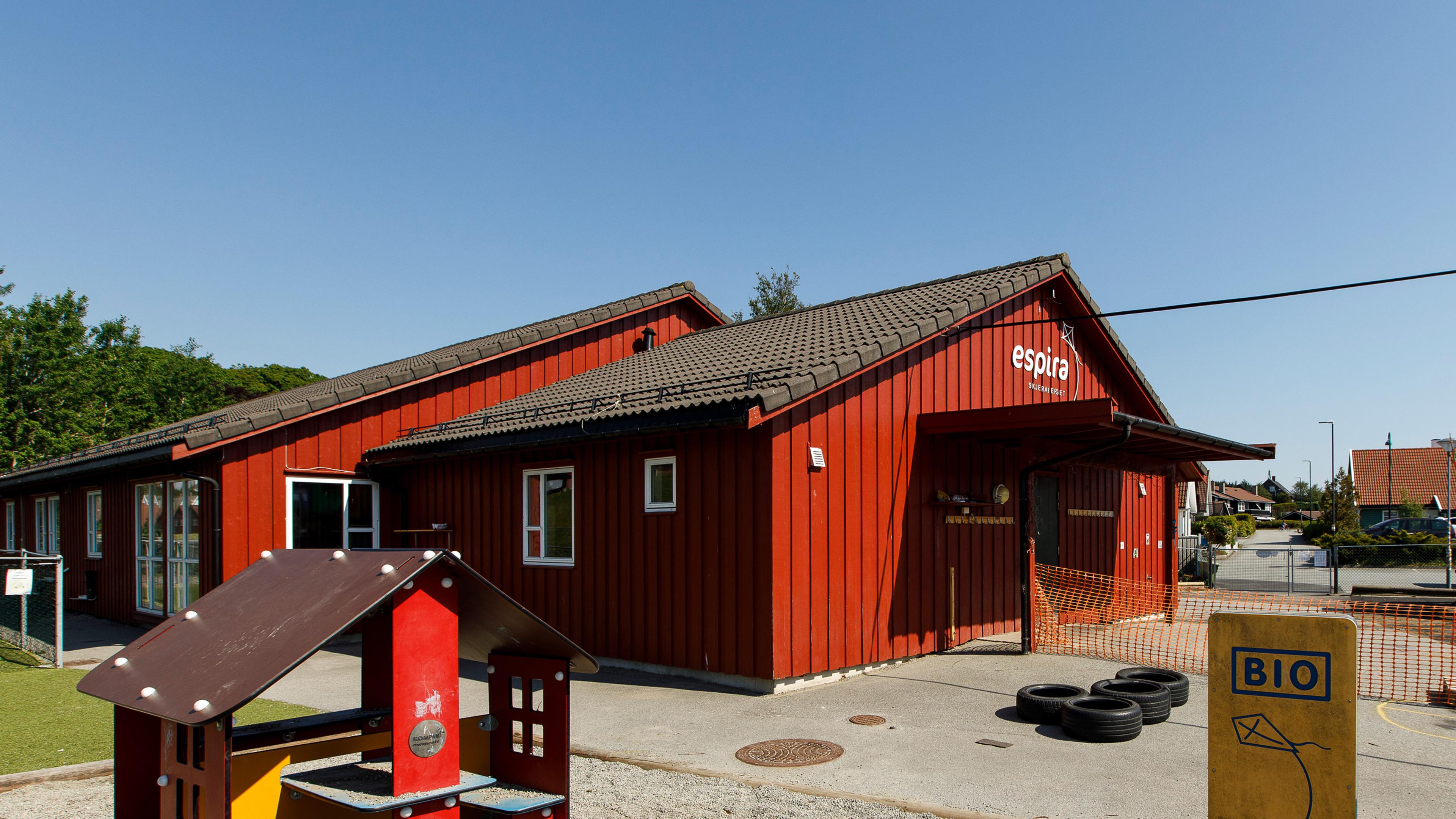 Espira Skjeraberget i Nærbø i Hå kommune - rød fasade og lekeområde