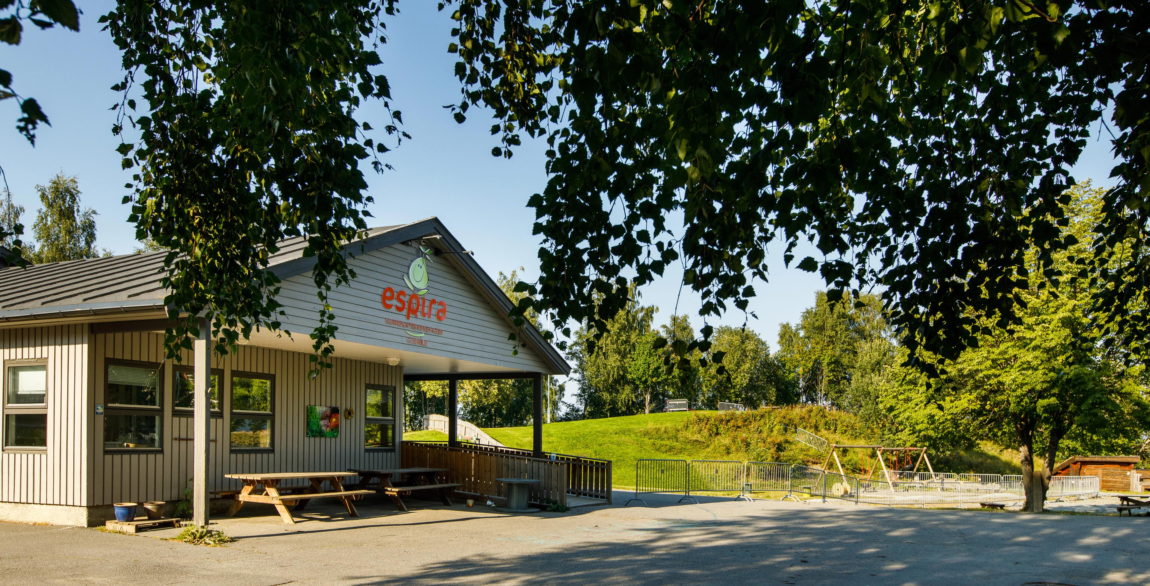 Espira Gjemble i Levanger Kommune, hvit fasade og store grøntområder
