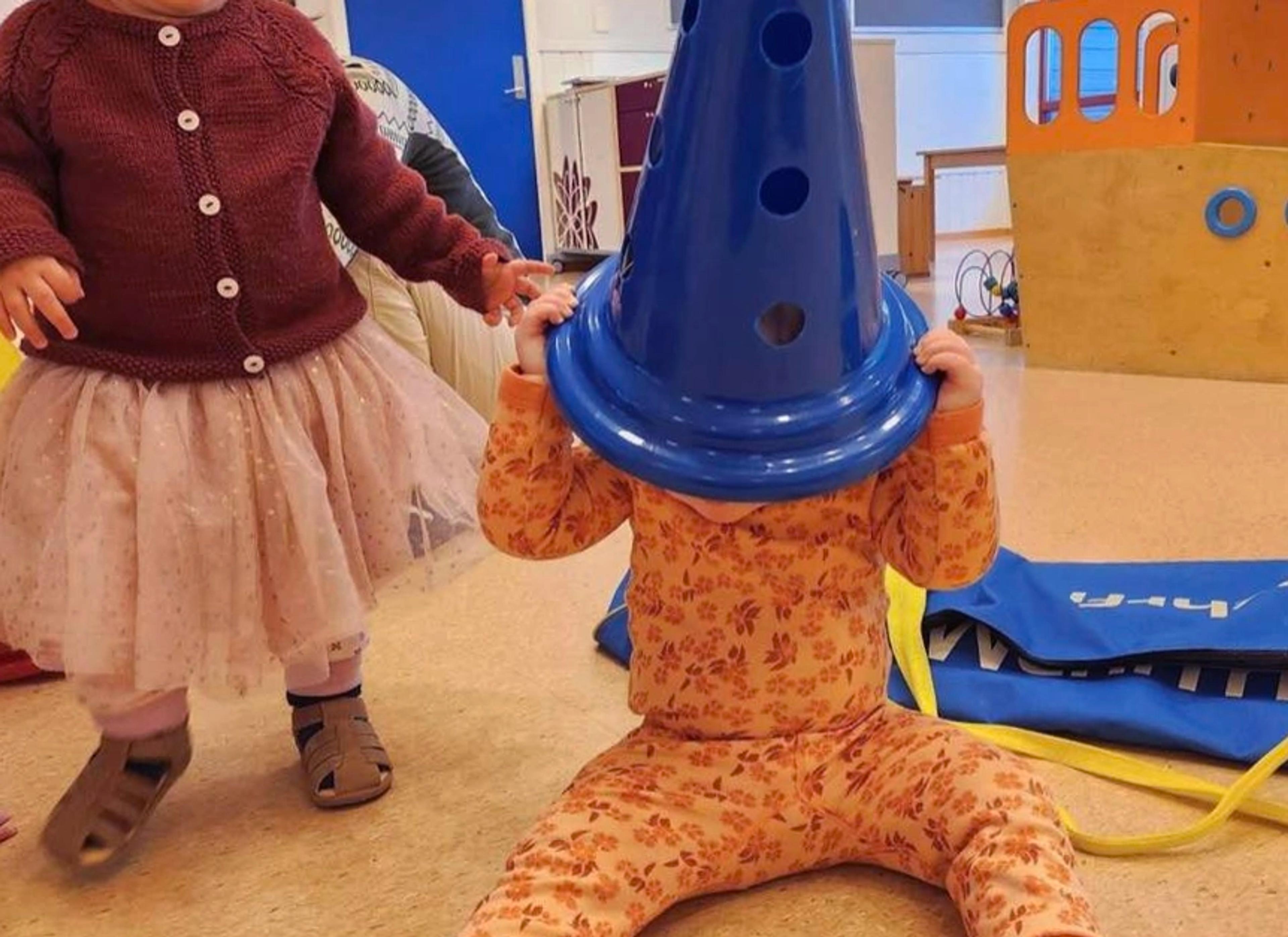 To barn som leker sammen i Espira Solknatten