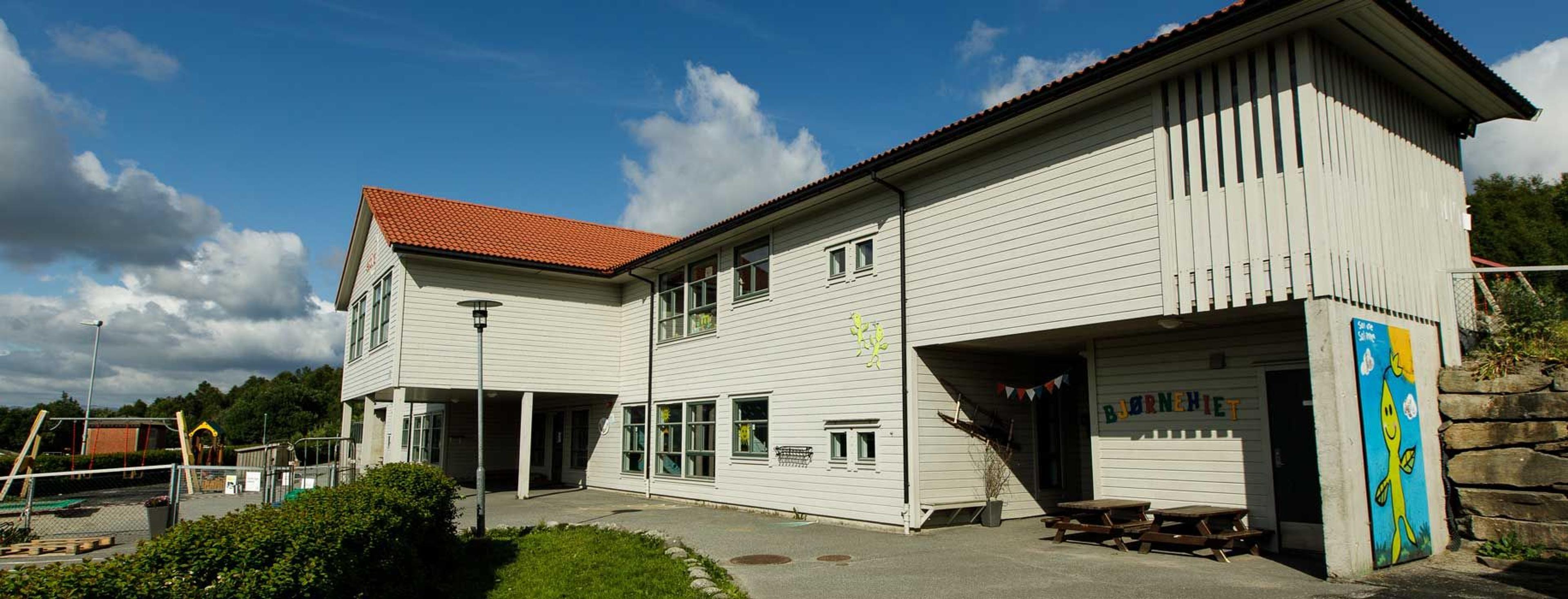 Espira Garhaug barnehage i Aksdal med lekeapparater ute, et variert og innbydende uteområde som legger til rette for fysisk aktivitet, lek og utforsking