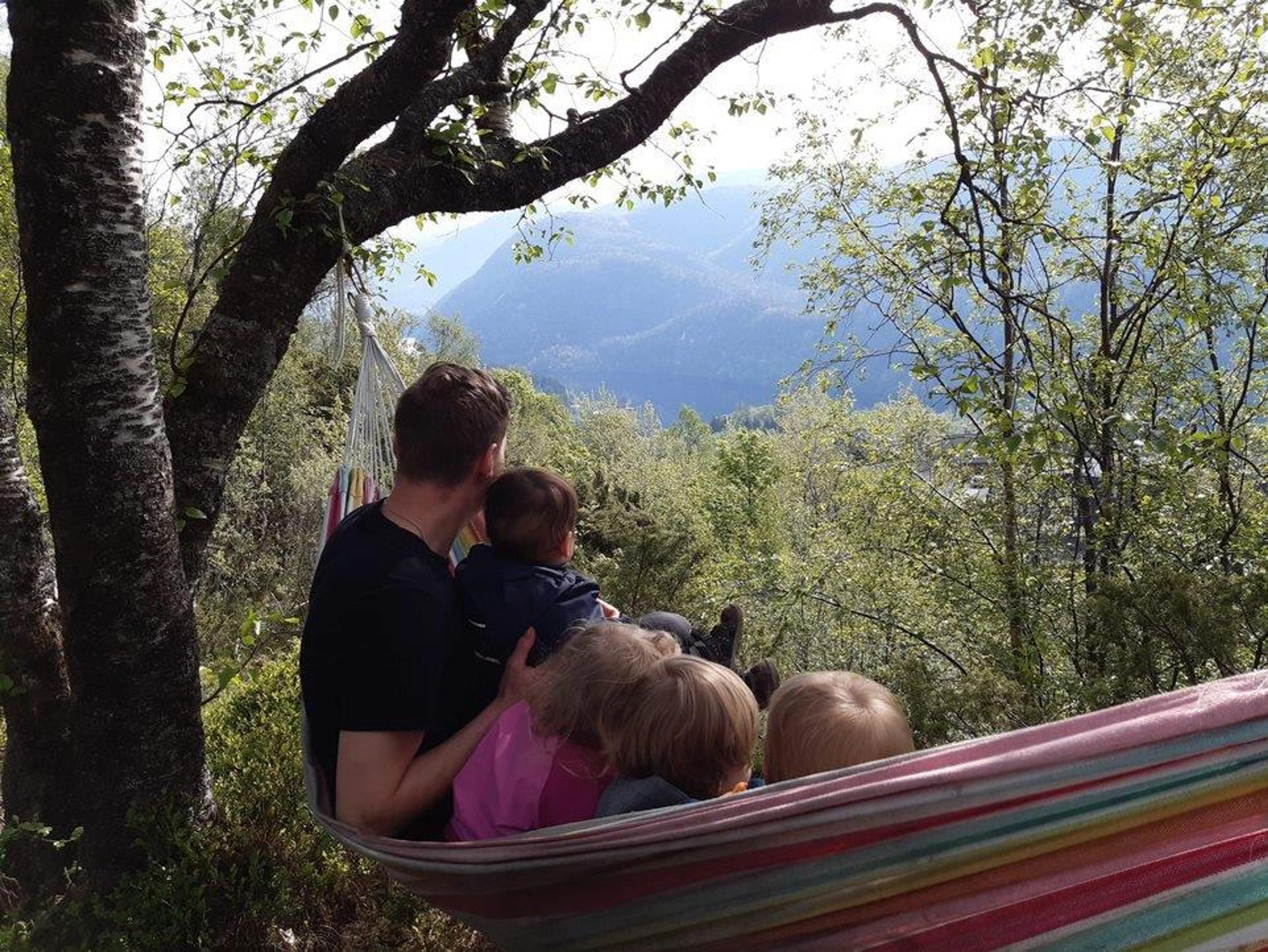 Barn på tur i Espira Helldalsåsen skogen i hengekøyen