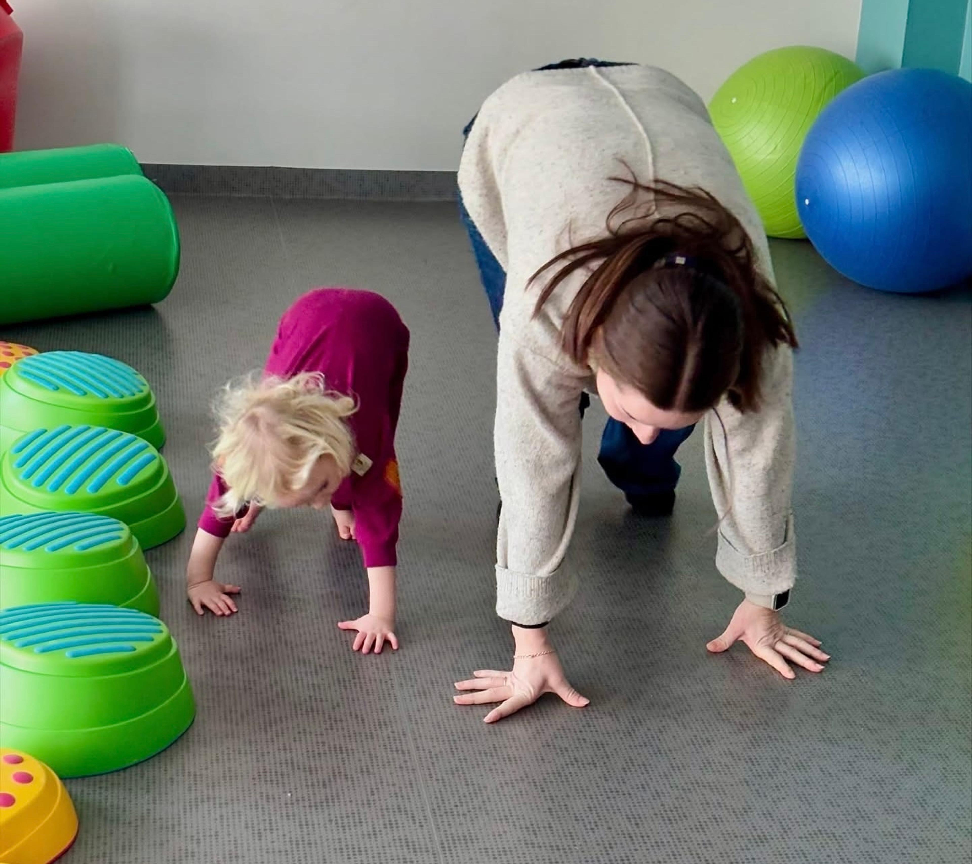 Barn og voksen leker i Espira Sangreidåsen