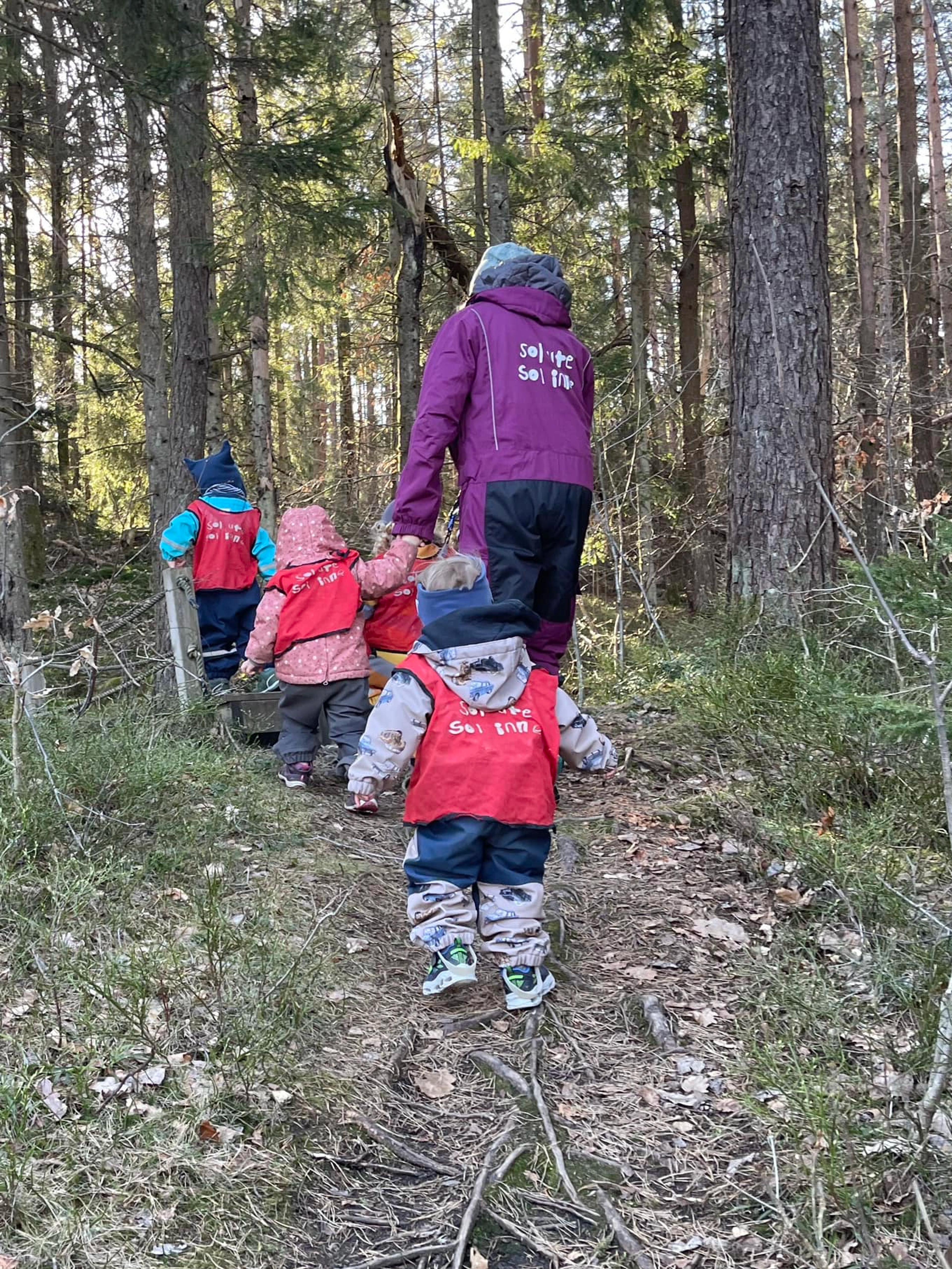 Barnehagebarn på tur i skogen i Espira Myraskogen