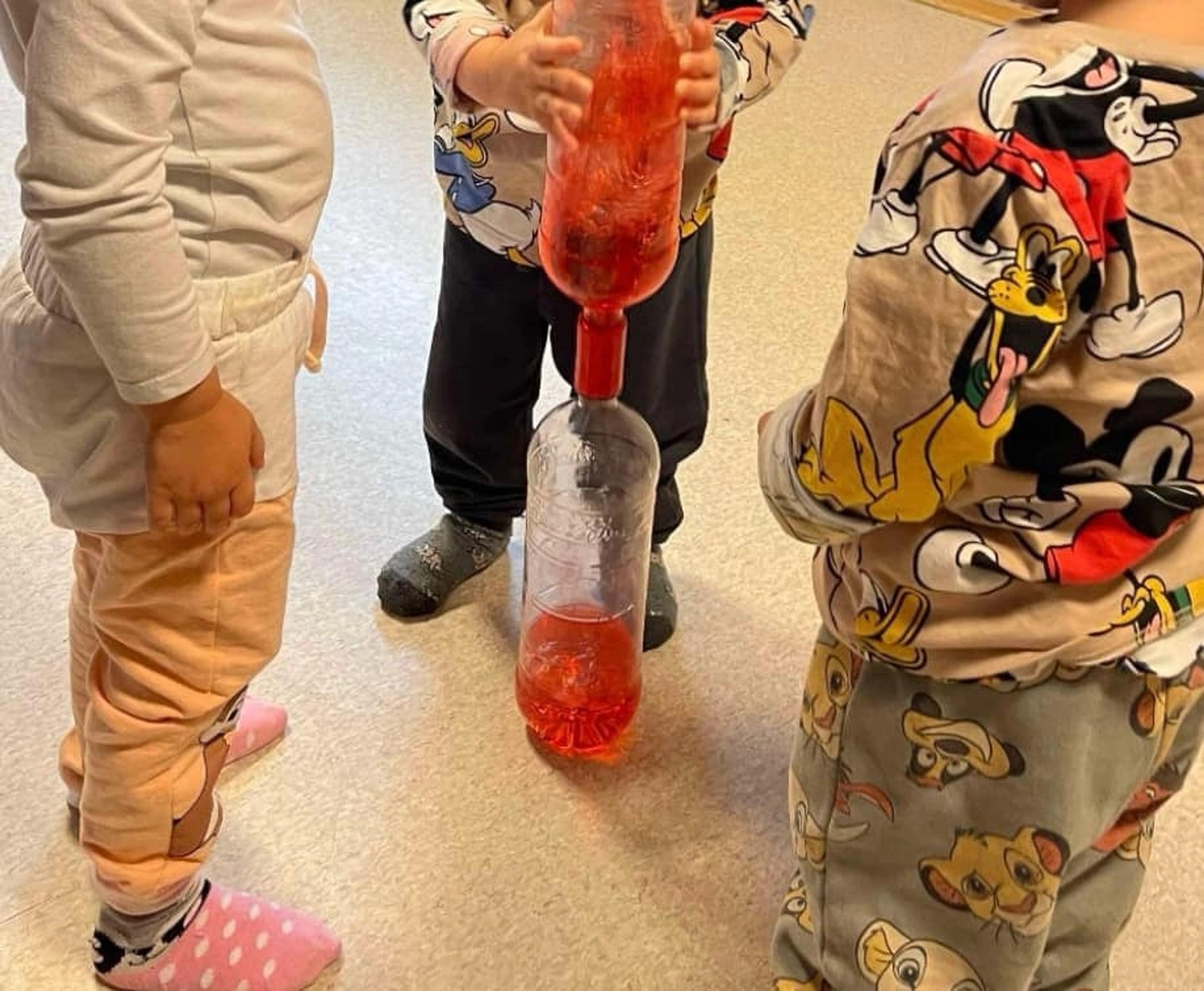 Barn i Espira Solkroken gjør realfagseksperiment