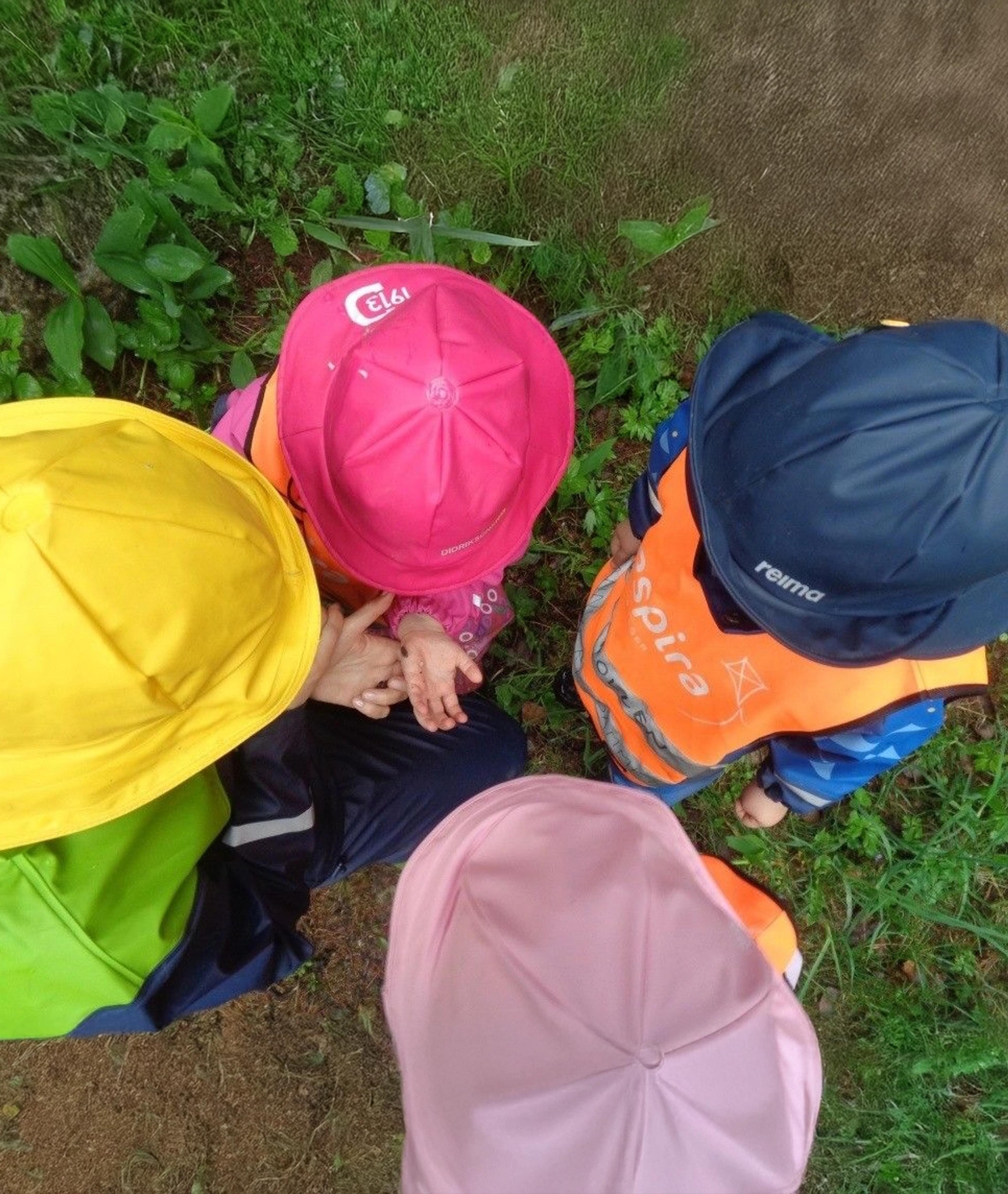 Barn sammen ute i regnet