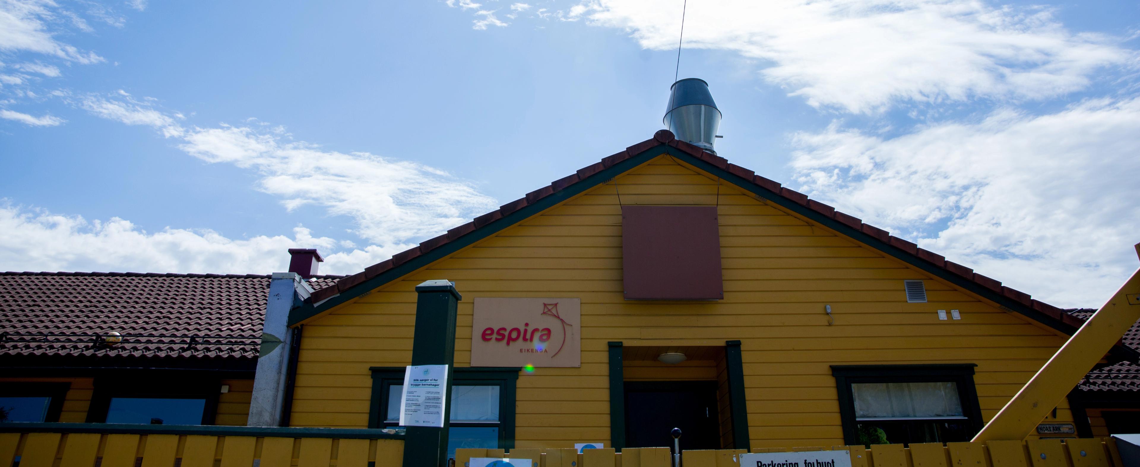 Fasaden og inngangen til Espira Eikenga - gult bygg