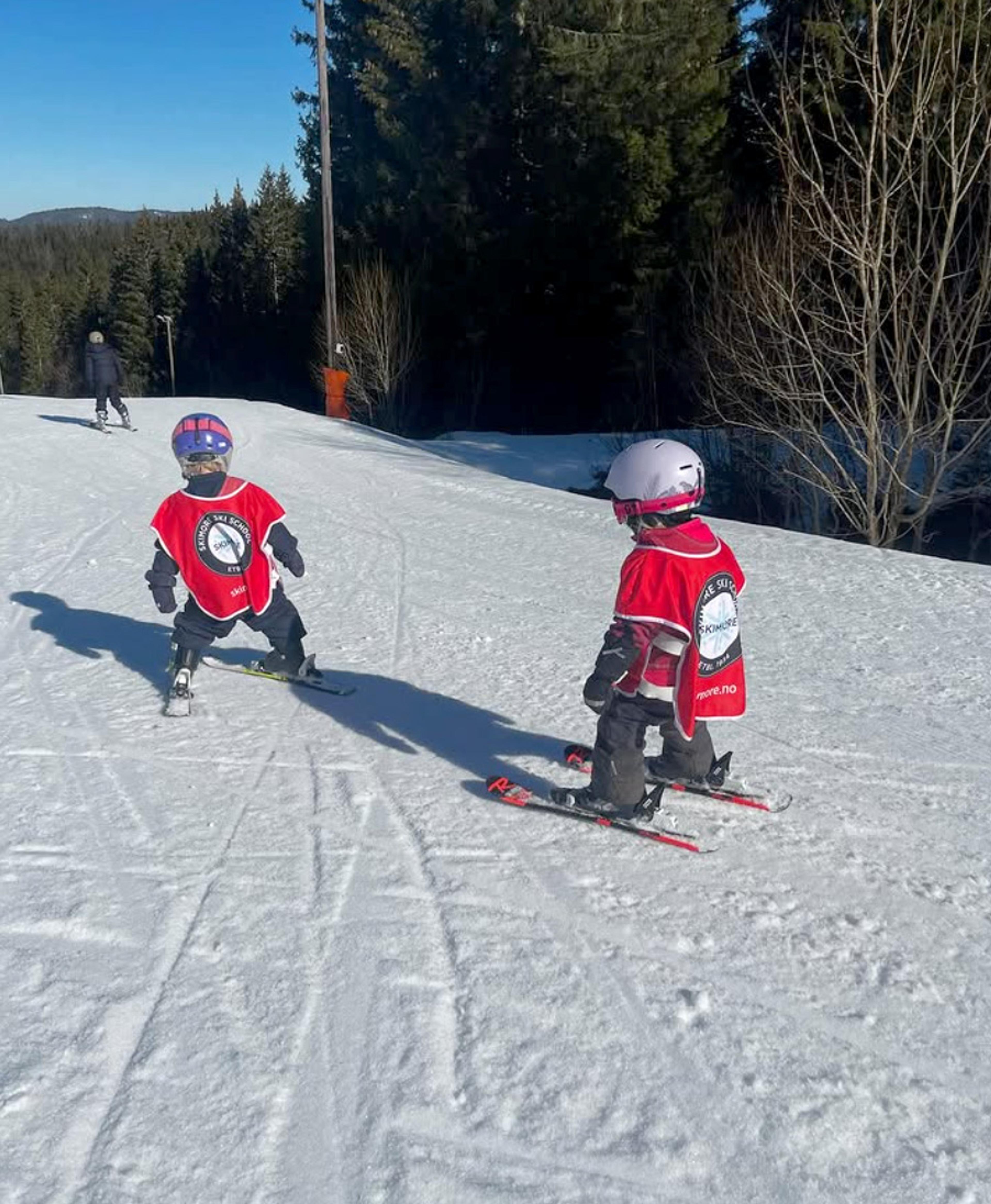 Barn står på slalom ved Tomm Murstad friluftsbarnehage