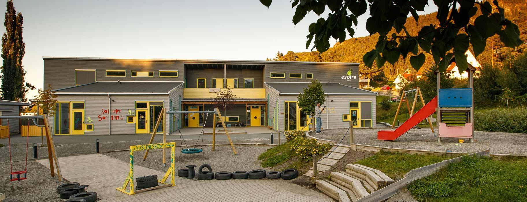 Espira Muruvik barnehage i Malvik sett utenfra med store lekearealer rundt, et romslig og trygt uteområde som legger til rette for lek, bevegelse og utforsking i naturnære omgivelser